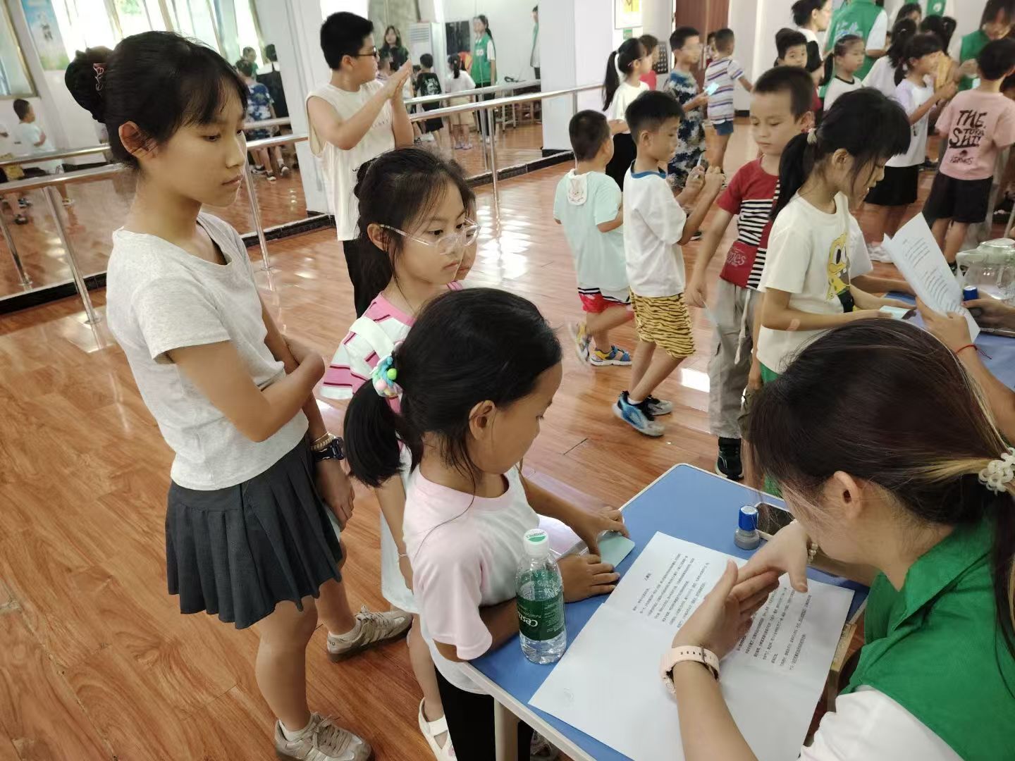 普法摆摊趣味多，法律意识入童心