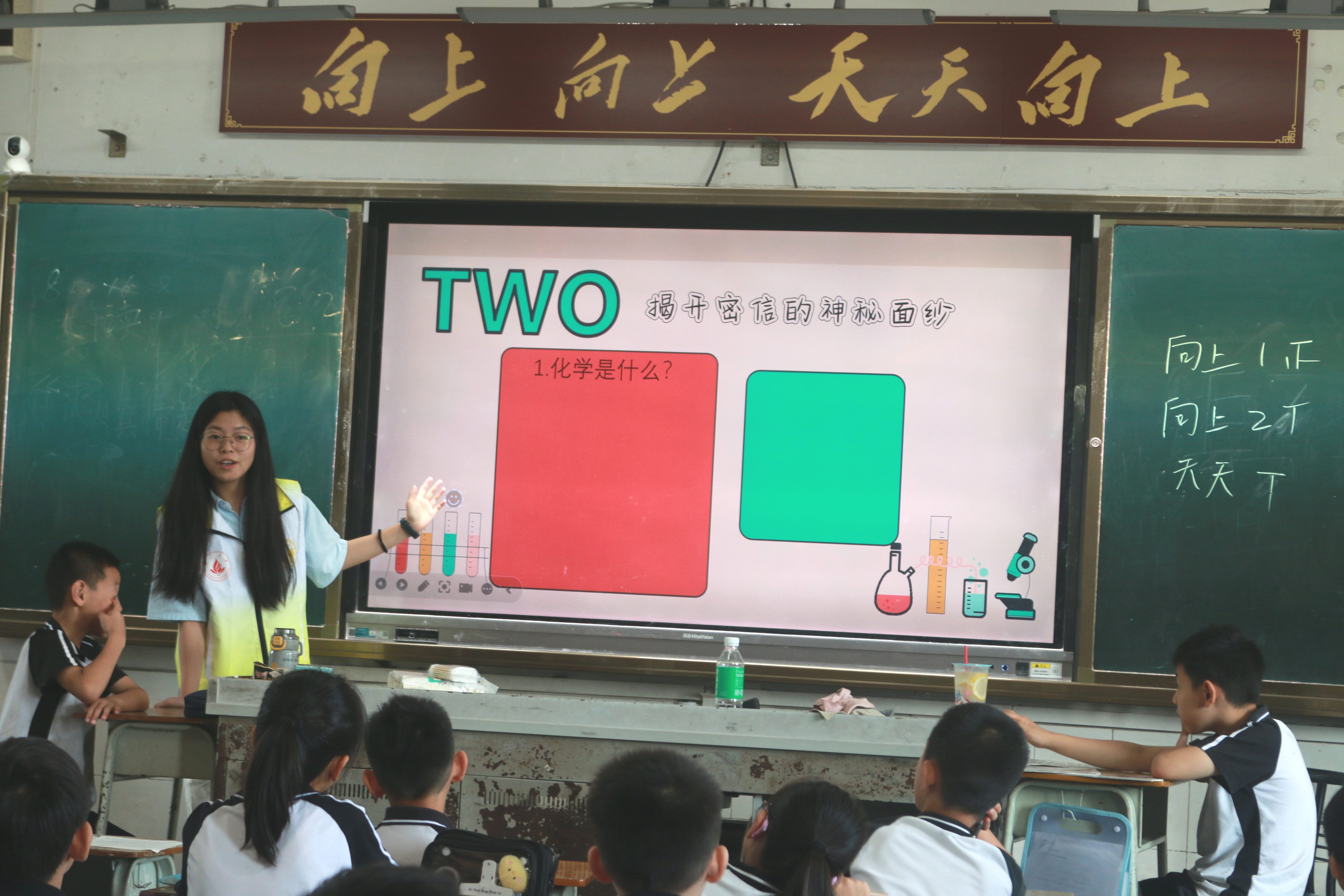 科学拓智，探秘科技润童心：十八夏乡实践队义教点亮乡村振兴路