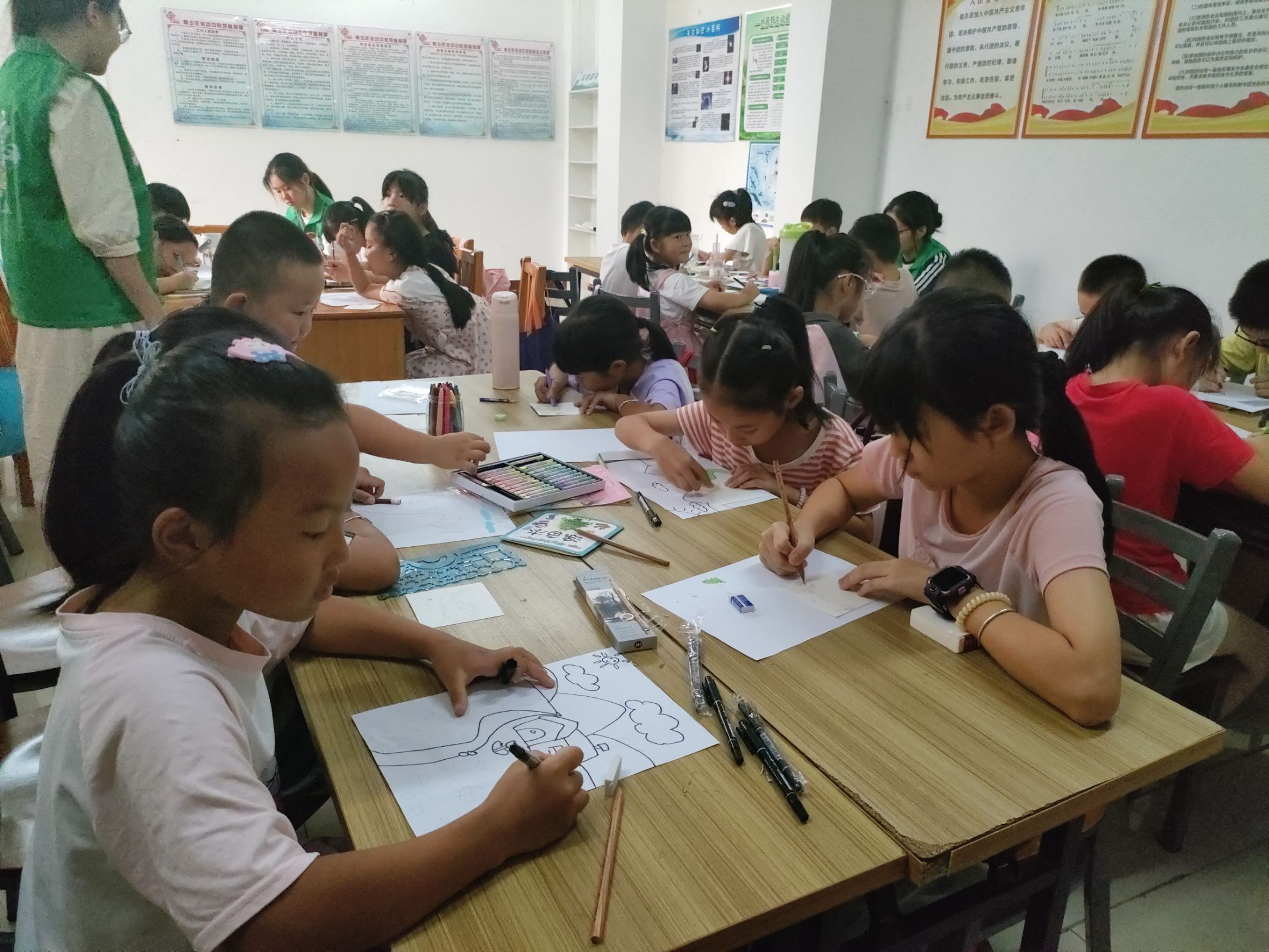 绘梦绿美广东景，笔聚双百青春情