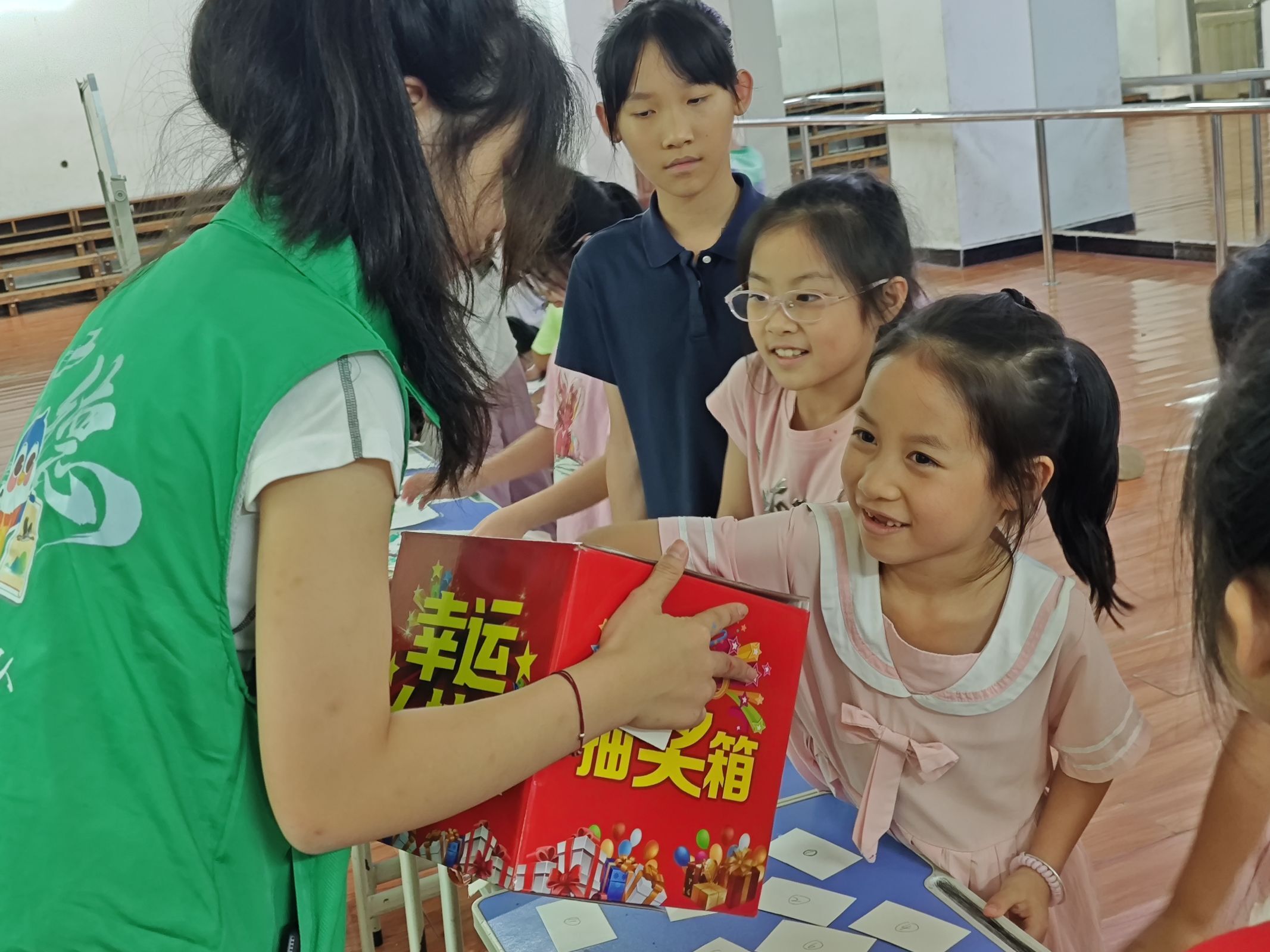 绿美摊位趣体验，生态知识乐传承