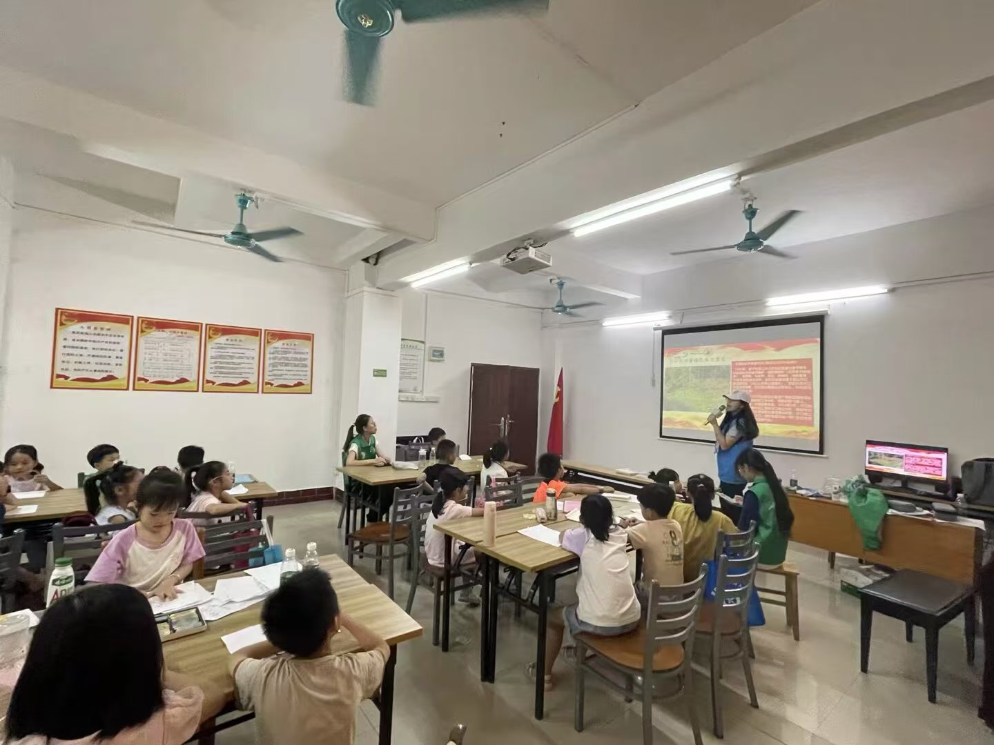 青衿宣讲红色史，学子厚植爱国情