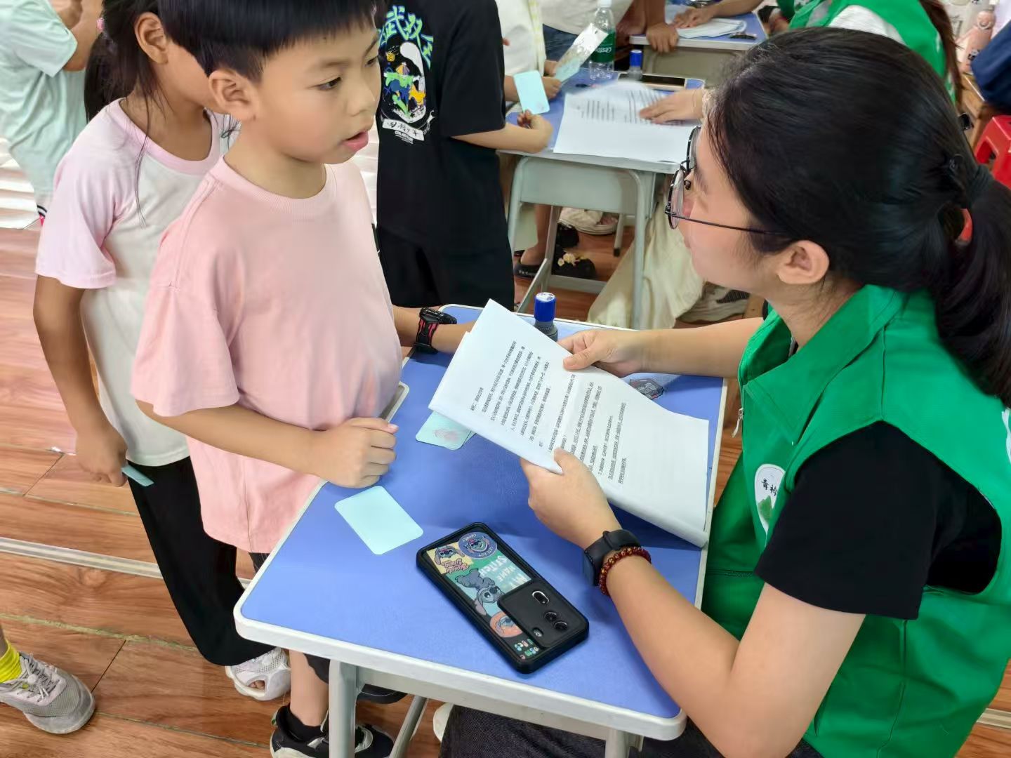 摆摊设点传知识 绿美广东共践行