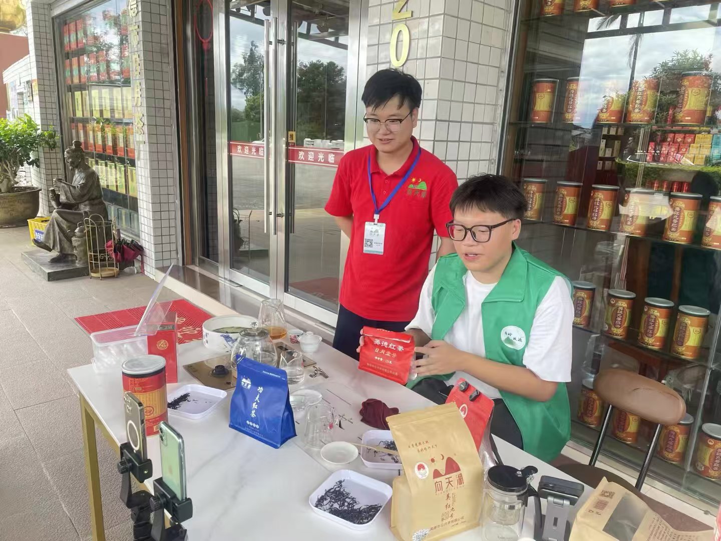 青衿致远下乡行：探访茶厂遇商机 青春助农传茶香
