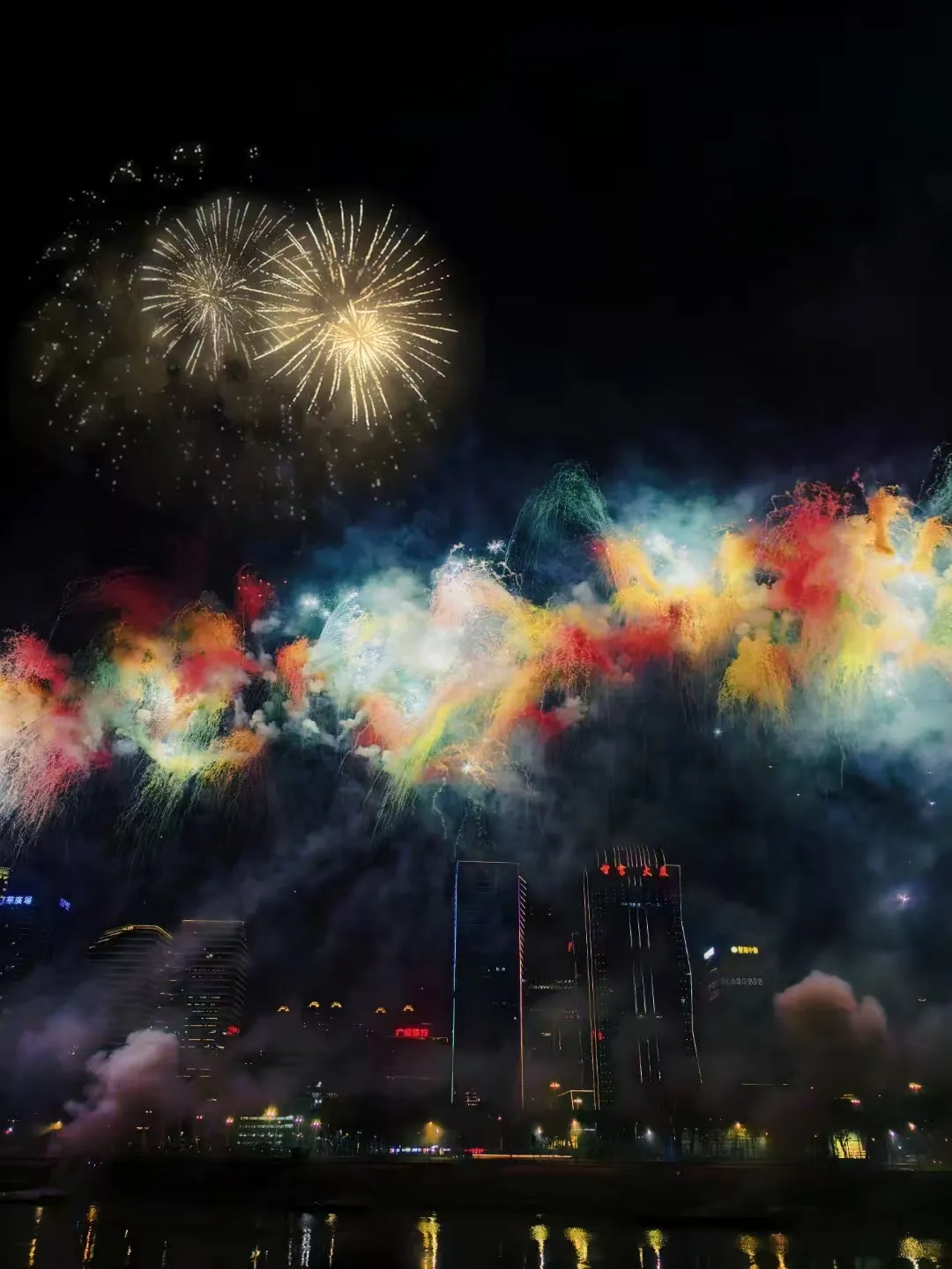 大沥，灯湖中轴烟花绝美浪漫！260万人次围观&rarr;