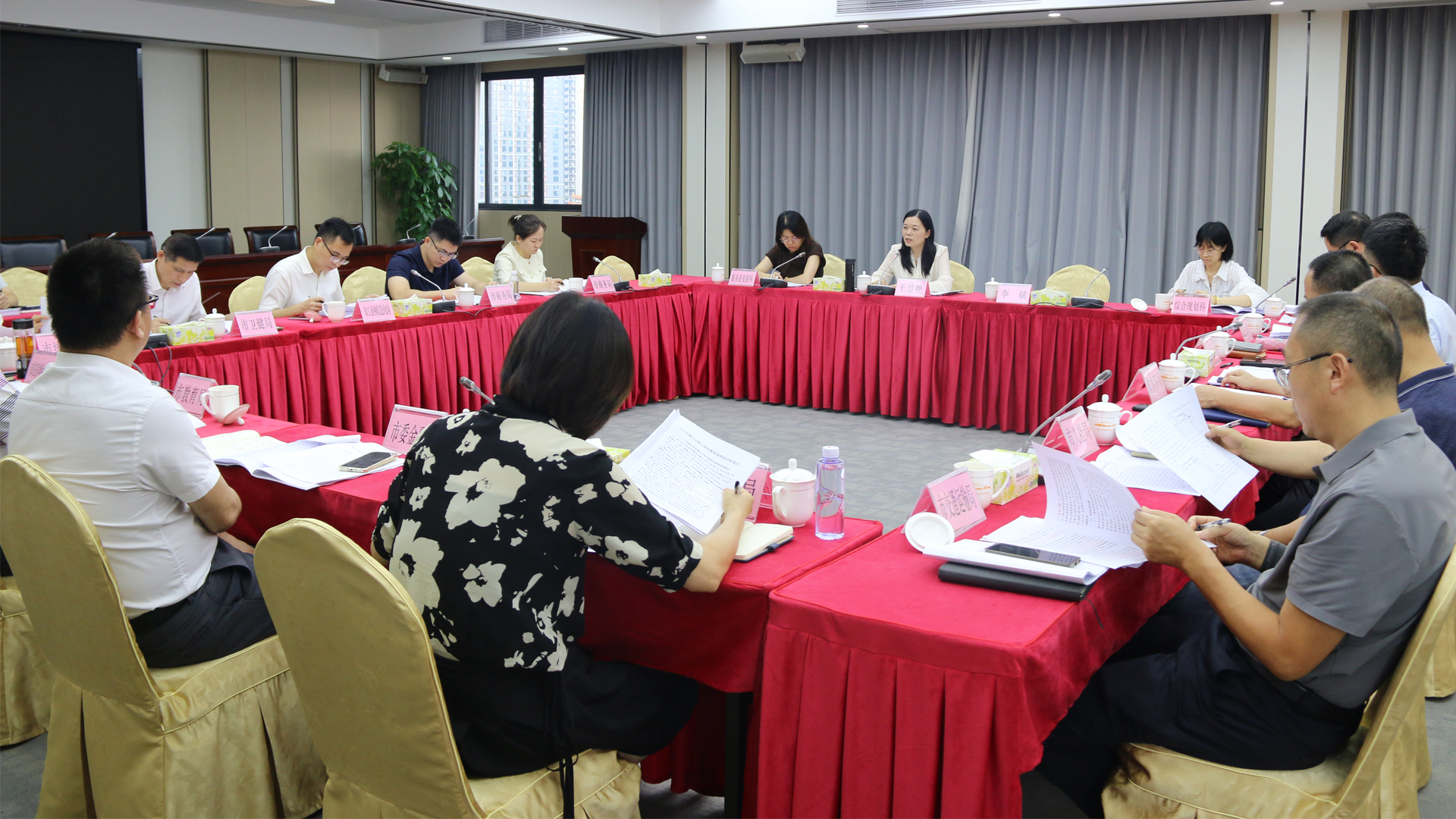 市发改局召开促进服务业高质量发展专题会议