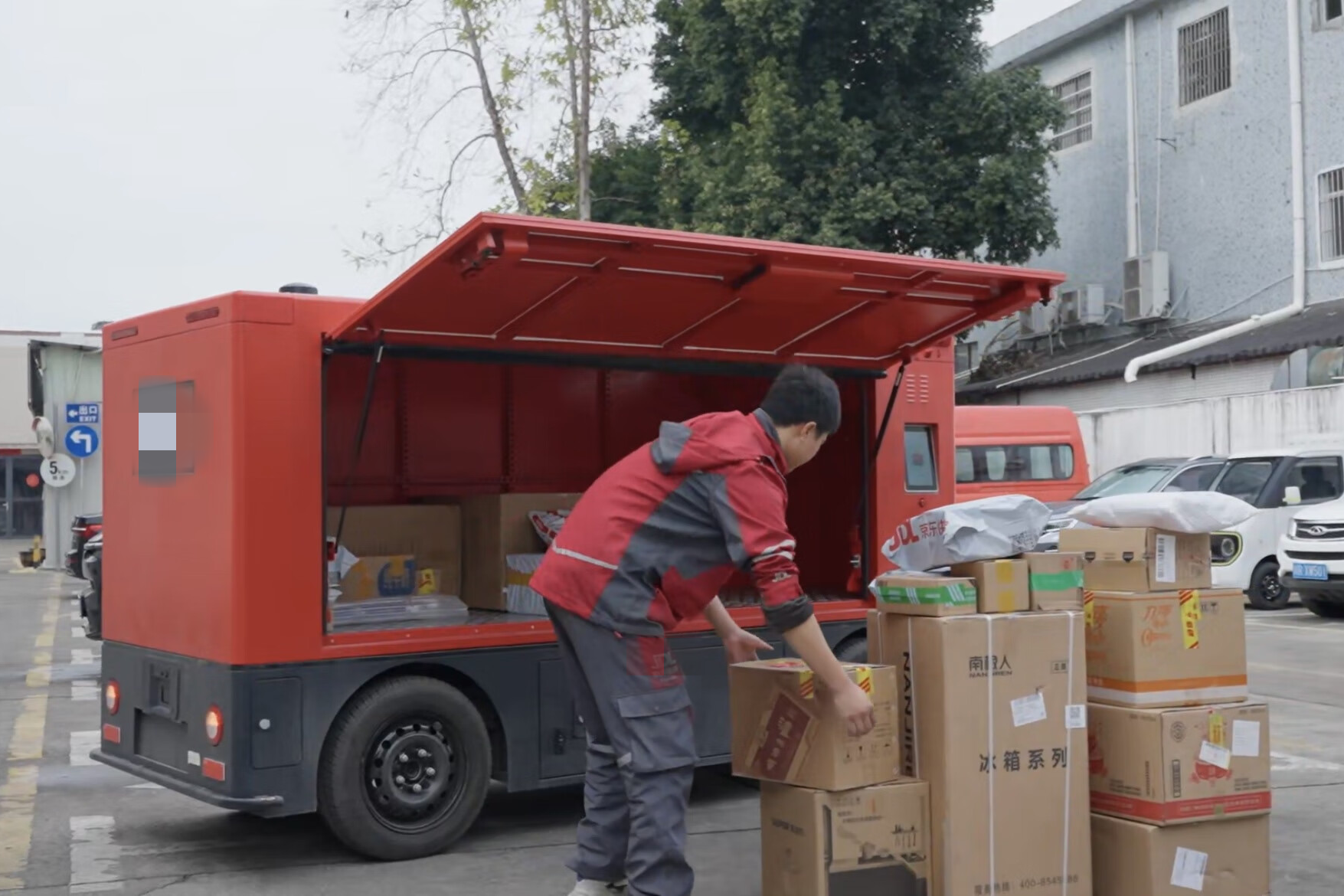 搭建制度框架，推进创新发展！佛山市首个功能型无人车管理实施细则即将施行&rarr;