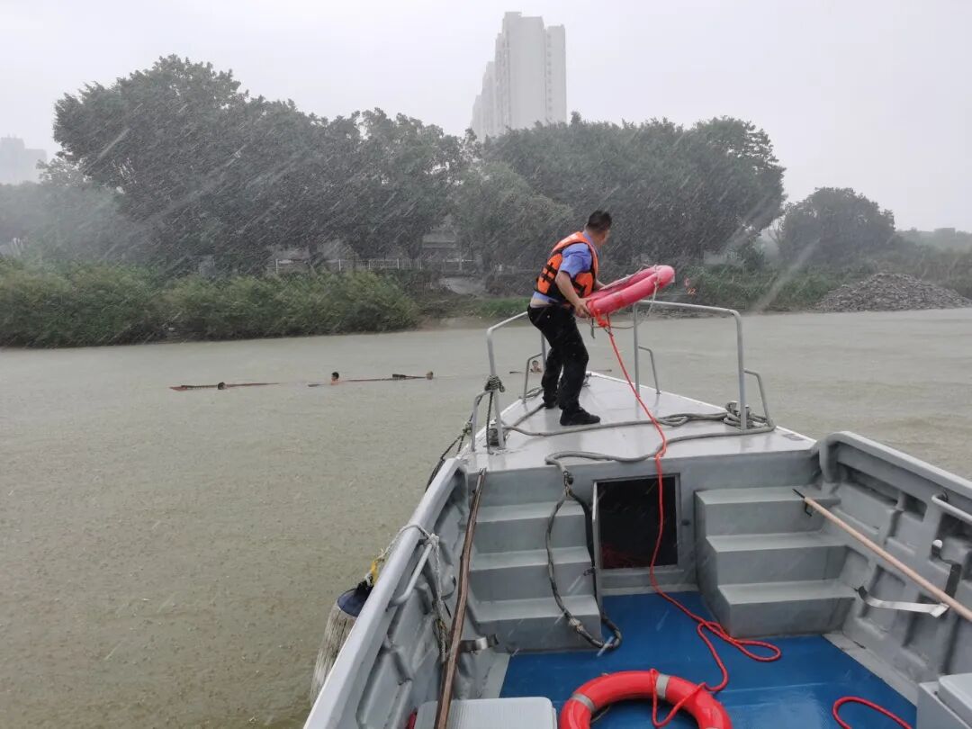 龙舟队员落水遇险！暴雨中，警艇驰援护民安丨佛山政法先锋㉝