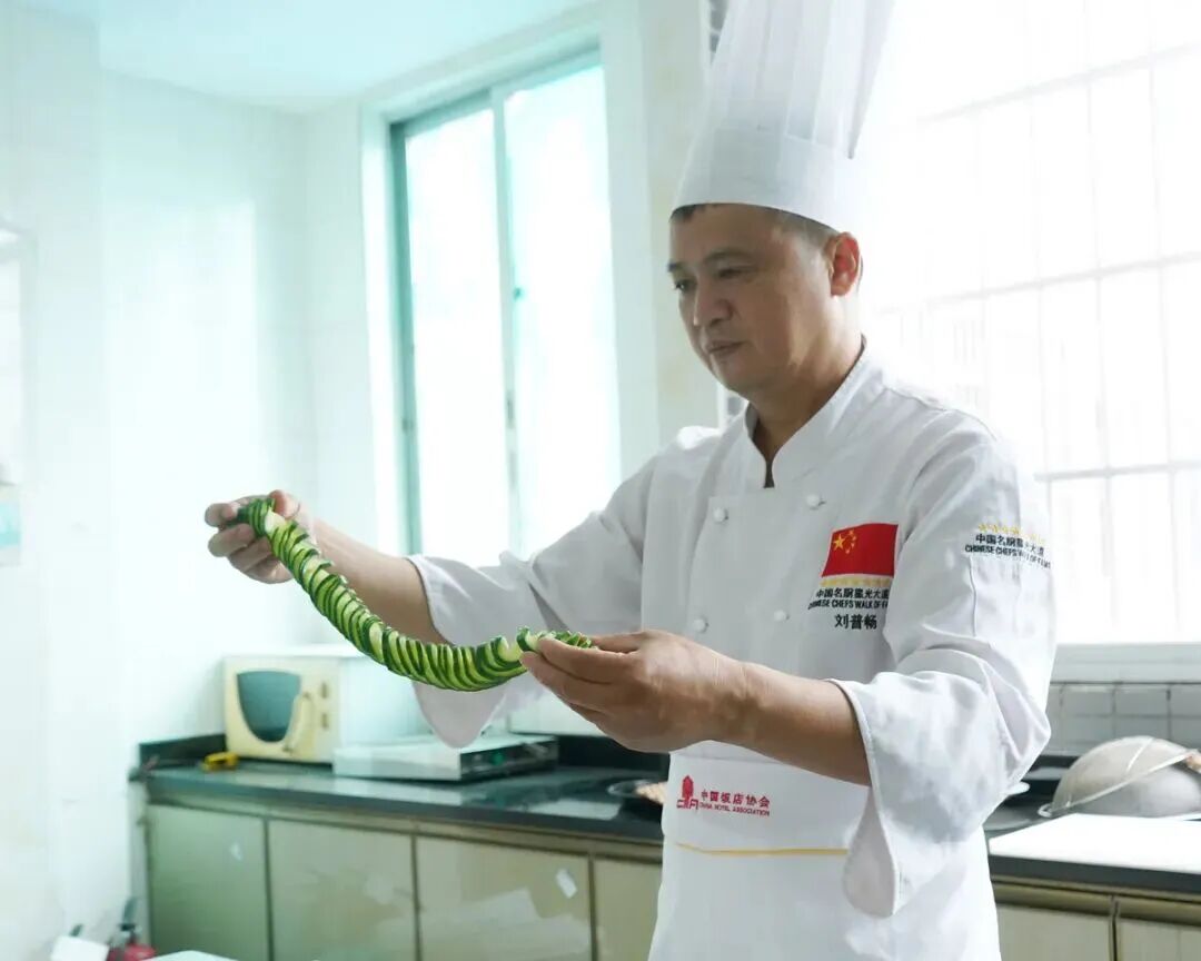 执勺半生，他最得意的作品，是一批又一批的粤菜传承人