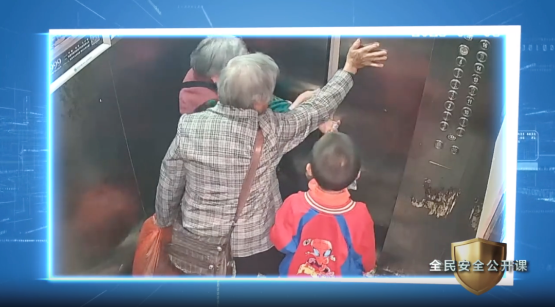 千万别再倚靠电梯门，这个习惯真的会要命！