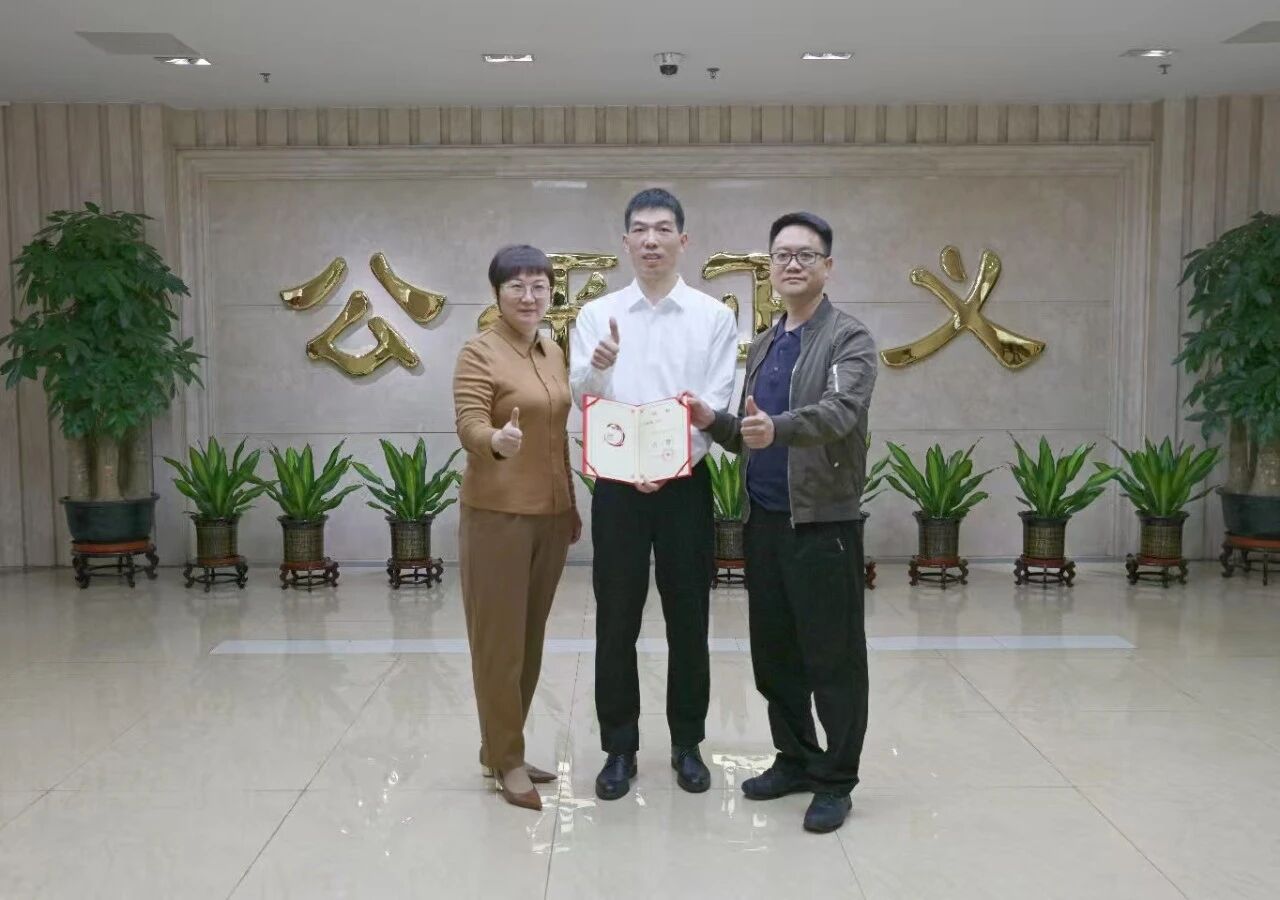 90秒生死救援！他从近3米灯塔爬梯处跃下，勇救落水女子丨佛山政法先锋①