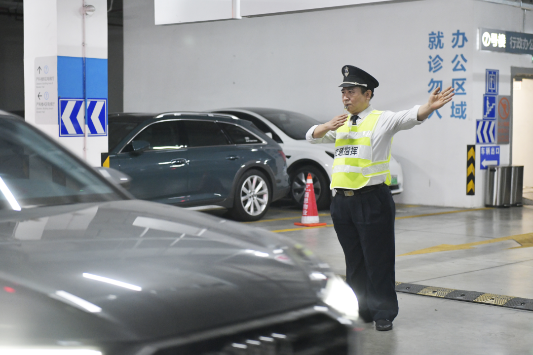 佛山妇幼这位保安大哥的&ldquo;绝活儿&rdquo;，让市民忍不住拨打12345表扬