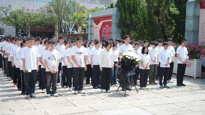 材料与能源学院开展 &ldquo;铭记历史、缅怀先烈、珍爱和平、开创未来&mdash;&mdash; &lsquo;清明祭英烈&rsquo;&rdquo;主题活动