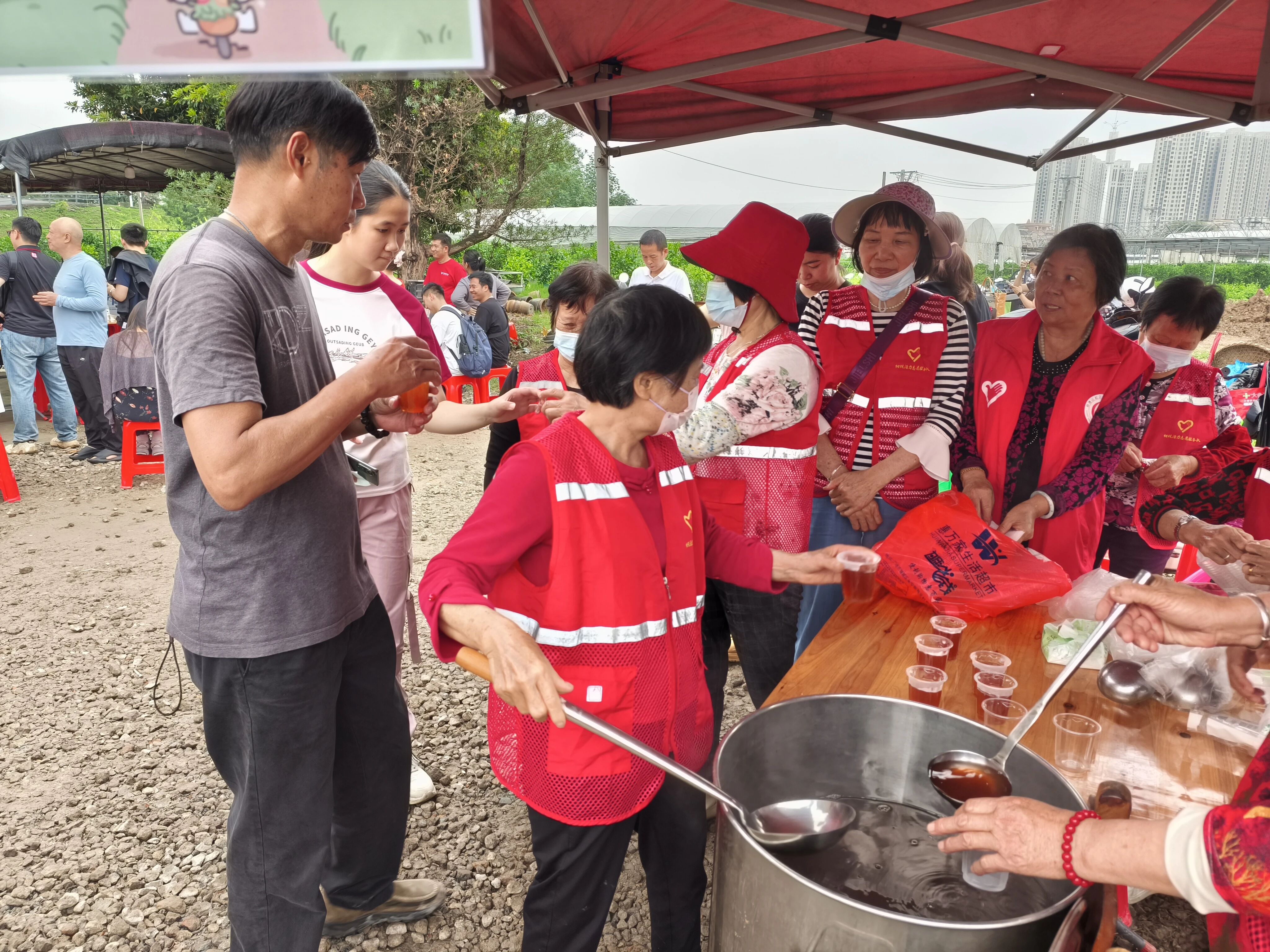 莫氏鸡煲火爆出圈，顺德暖心&ldquo;宠客&rdquo;托底！