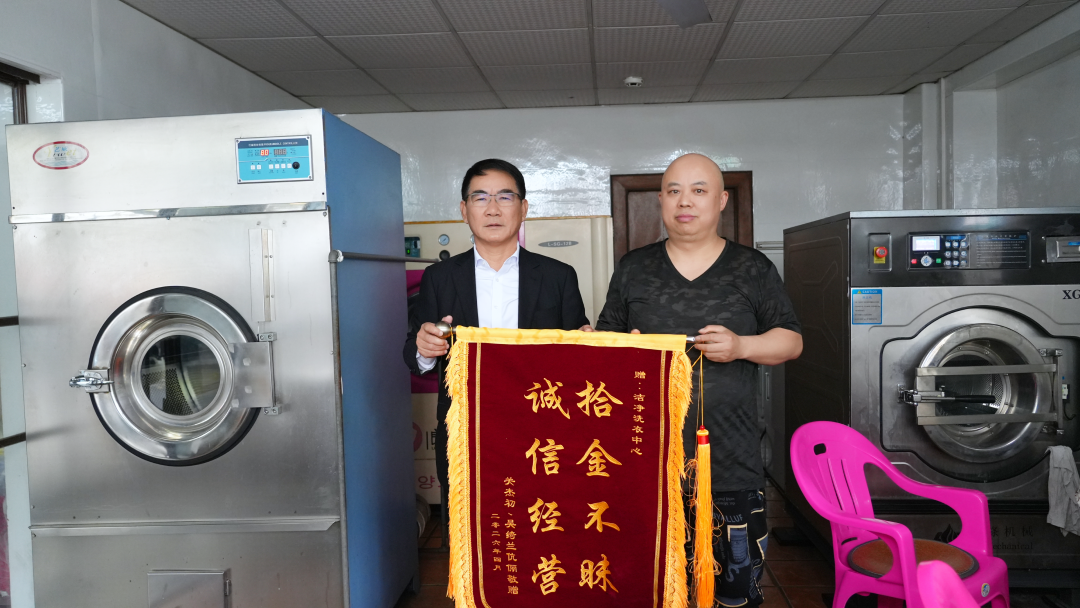 善意循环！佛山洗衣店老板归还巨款拒万元酬金，失主是知名企业家