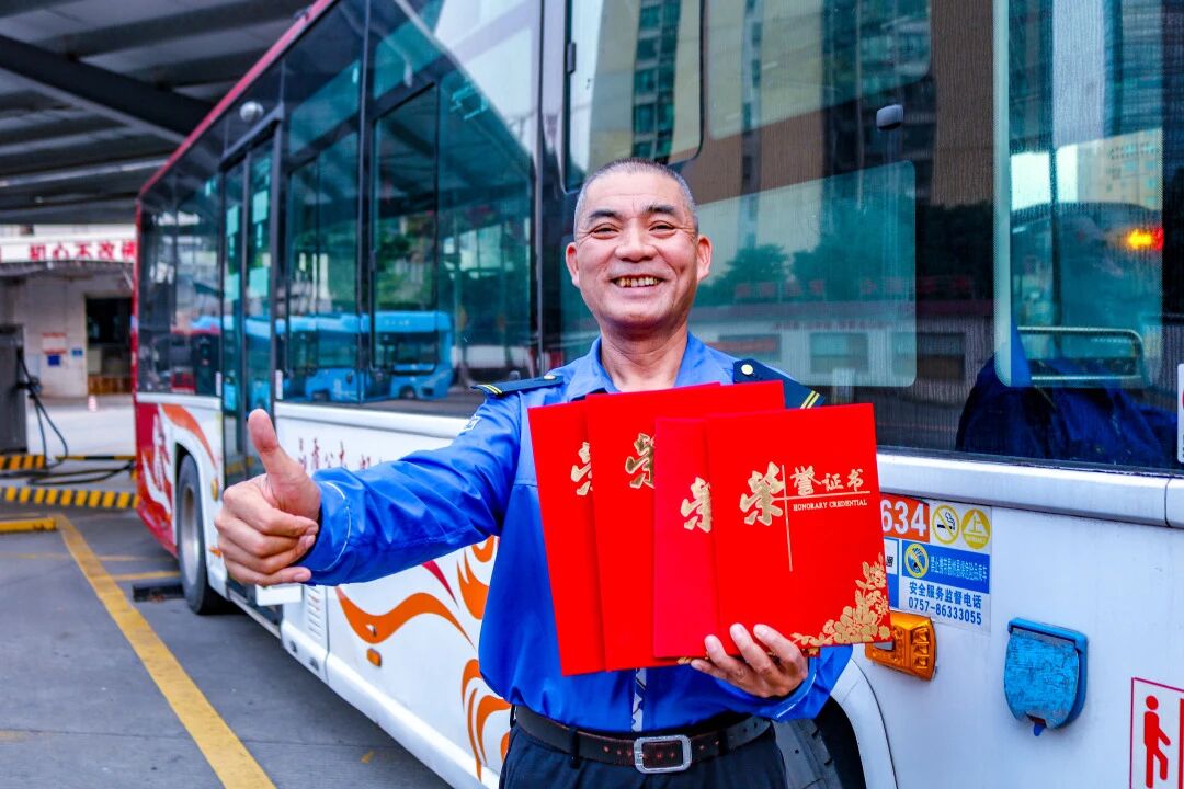 你常坐的佛279线，藏着一位暖心车长