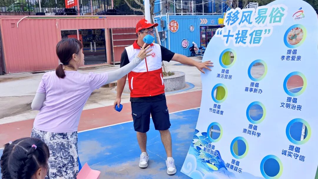 逛集市、做理疗、学急救&hellip;&hellip;400多位村民在这里过了个不一样的上午