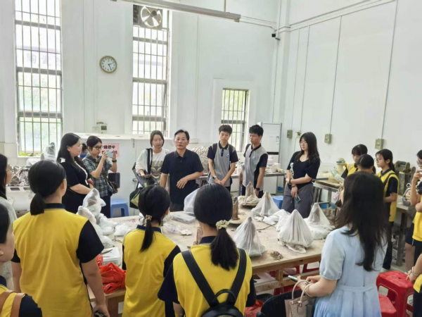 佛大人文学院携手附属学校学子共赴石湾陶塑非遗文化之旅