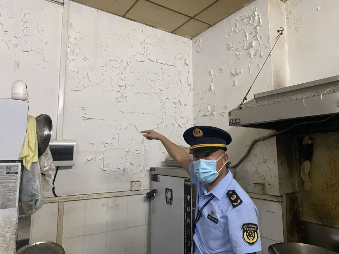 网络餐饮整治工作动态⑤ | 深夜突击！你常点的宵夜外卖后厨长啥样&rarr;
