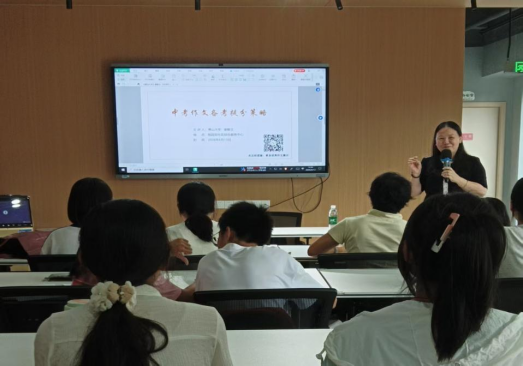 笔尖生花，知行合一&mdash;&mdash;人文学院师生应邀赴桃园社区开展作文教学指导活动