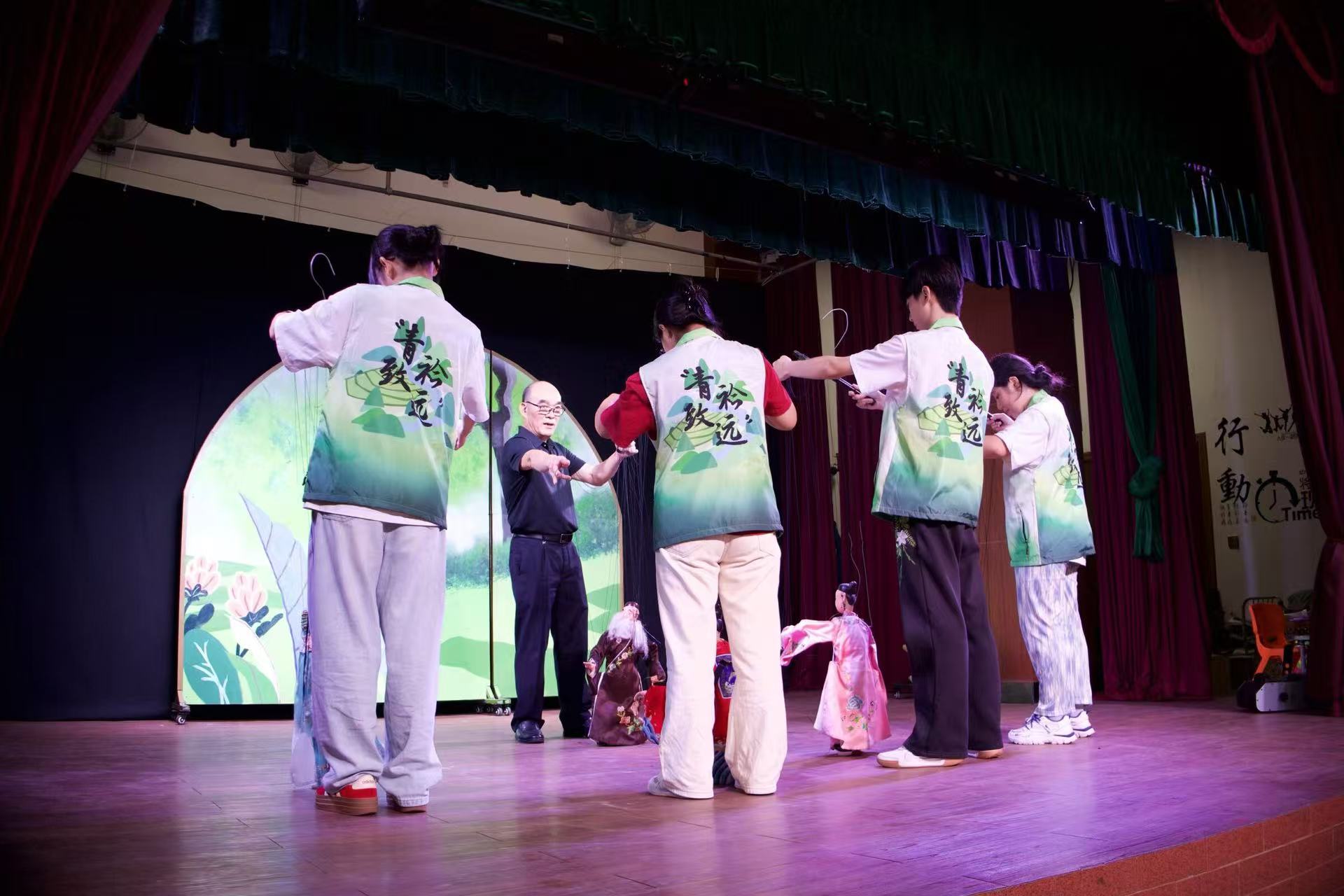上手体验提线木偶，青年学子共传客家非遗