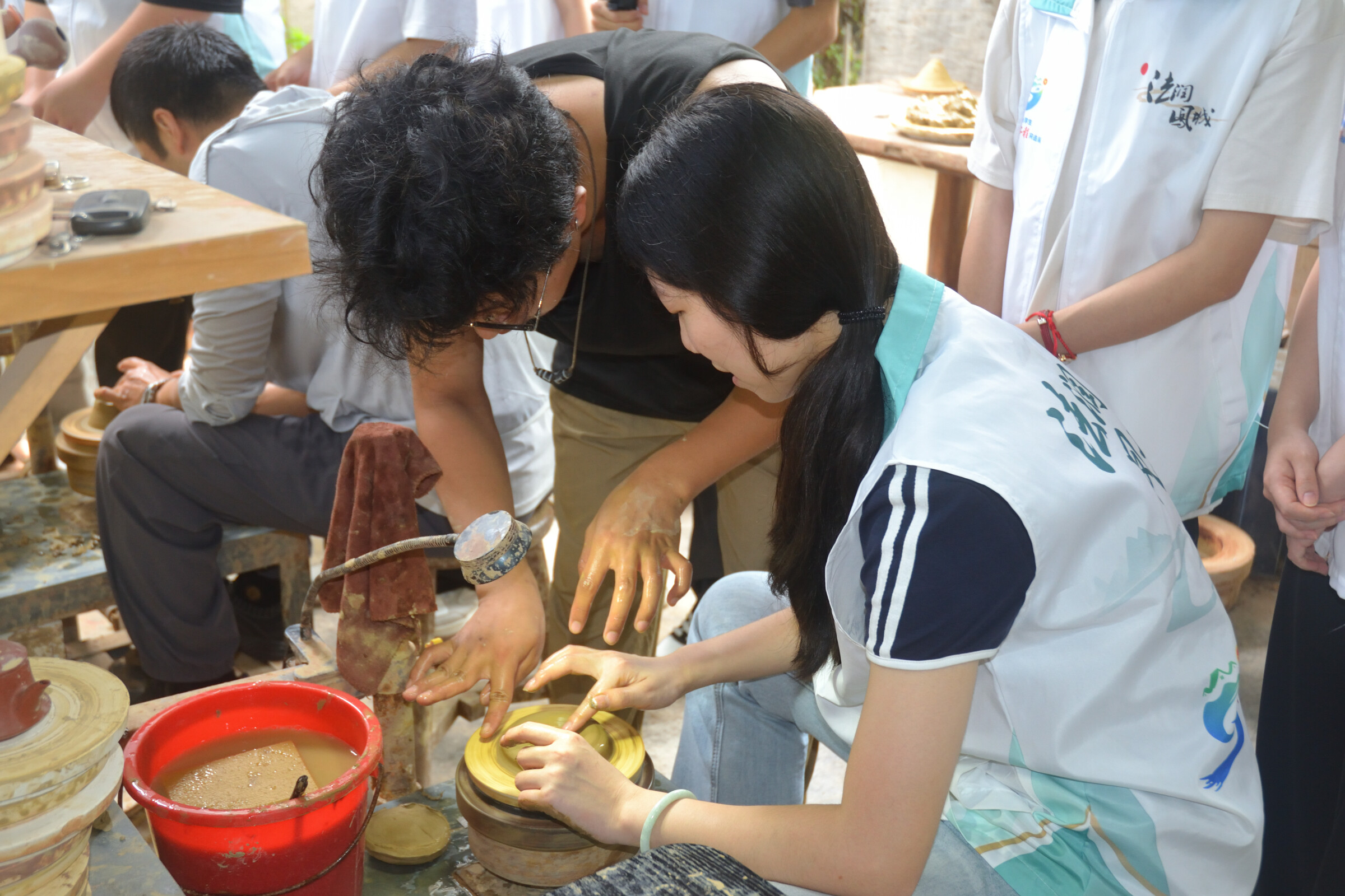 佛山大学法学院&ldquo;法润凤城&rdquo;实践队｜走进潮州非遗，体验手拉壶匠心