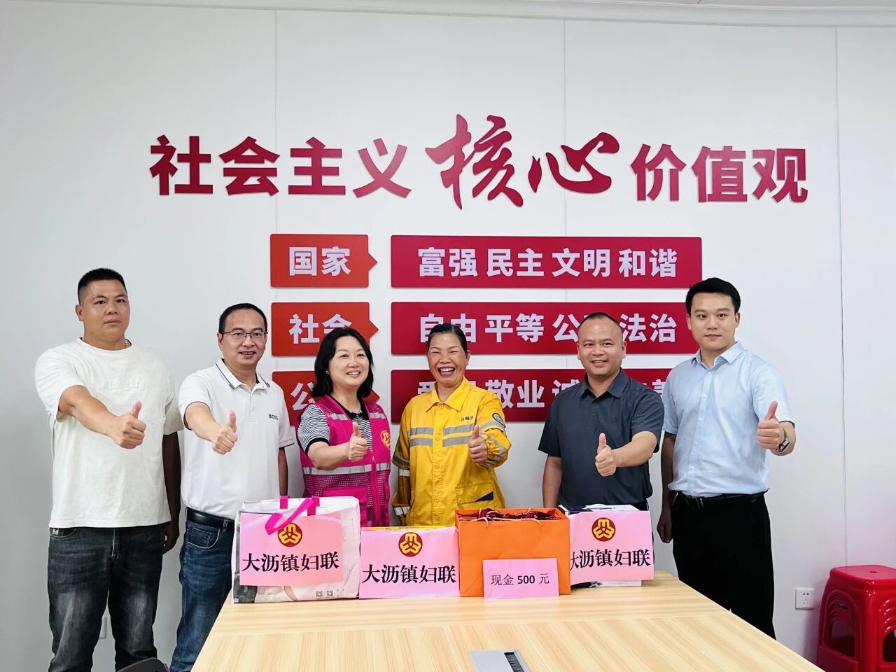 幼童独自徘徊险入车流，佛山环卫工及时出手助其平安回家