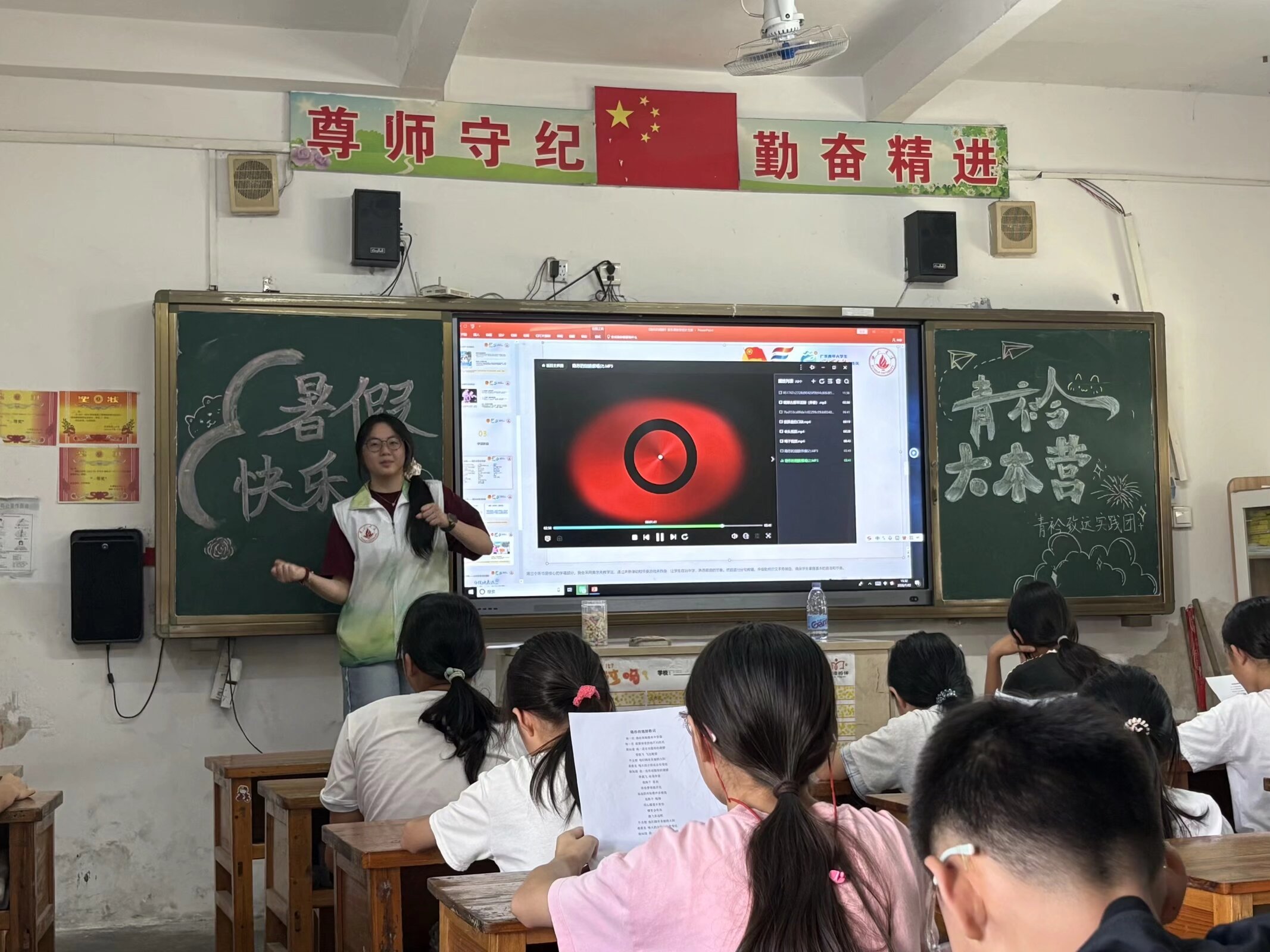 青衿致远实践队开展音乐教学与音乐剧排演活动