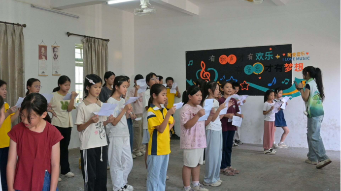 佛山大学青衿致远实践队 | 诗韵融演绎，童心展风采