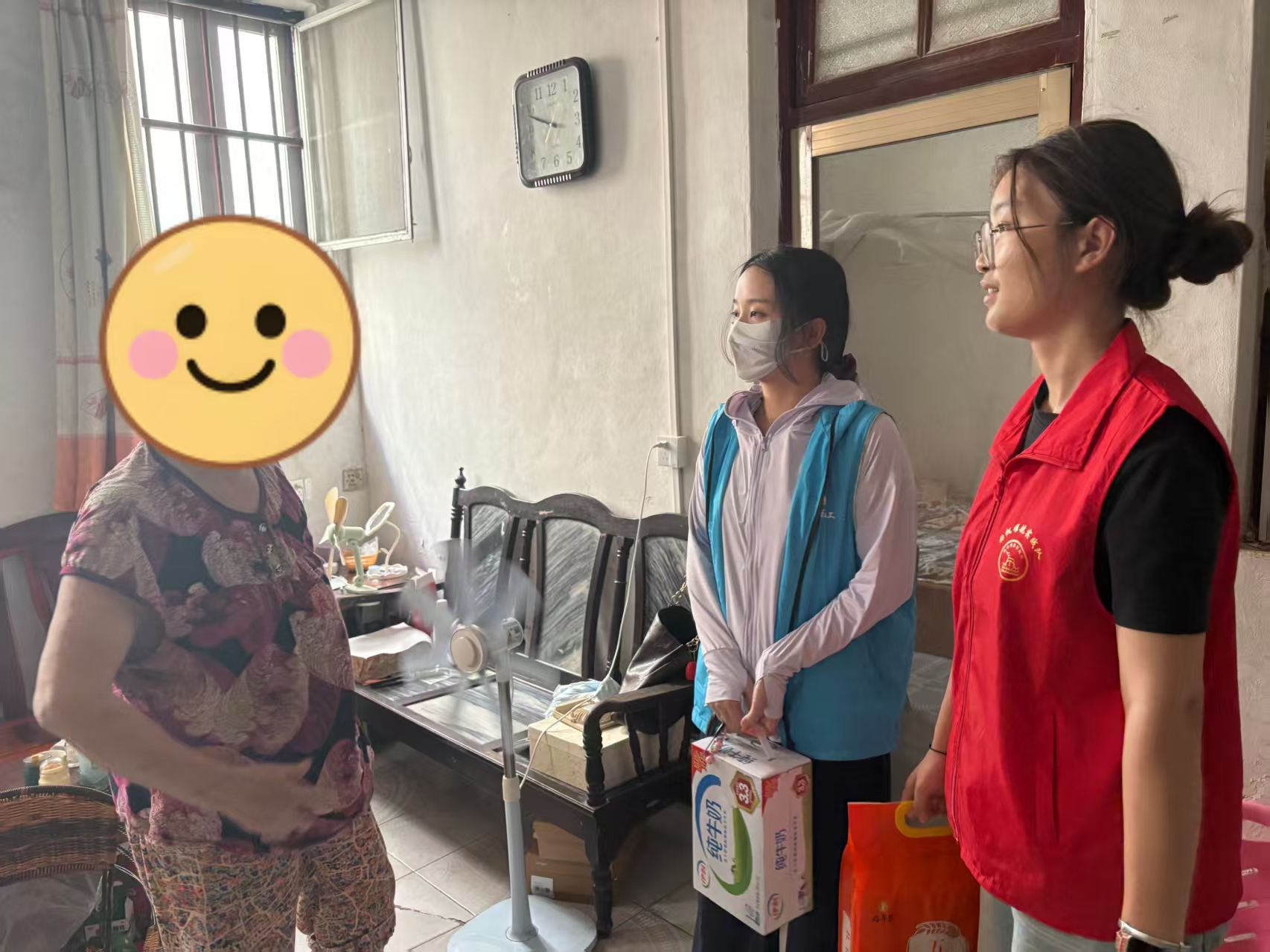 资助下乡｜扬帆曜航实践队：入户普法传政策 敬老助学暖村居