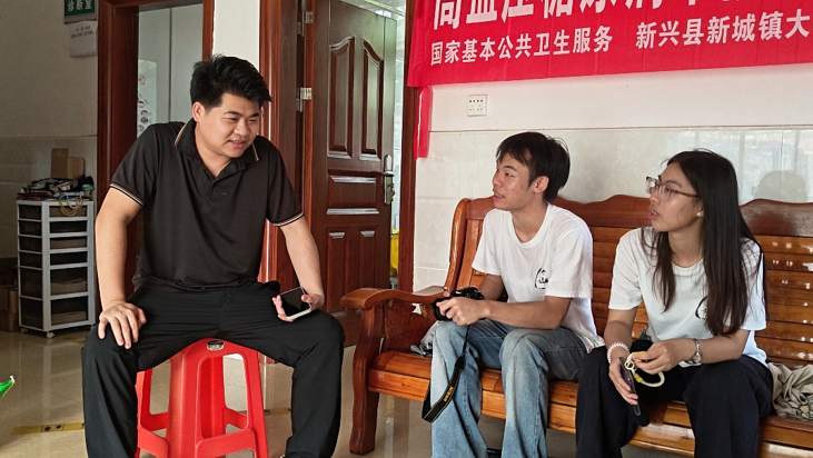 实践队员走访大稳村卫生站,与村医生交流村庄民生发展情况 实践队员走访大稳村卫生站,与村医生交流村庄民生发展情况