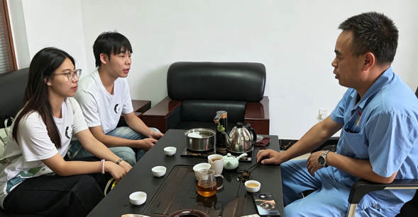 实践队员与黄鸡育种基地负责人座谈,了解产业发展情况 实践队员与黄鸡育种基地负责人座谈,了解产业发展情况