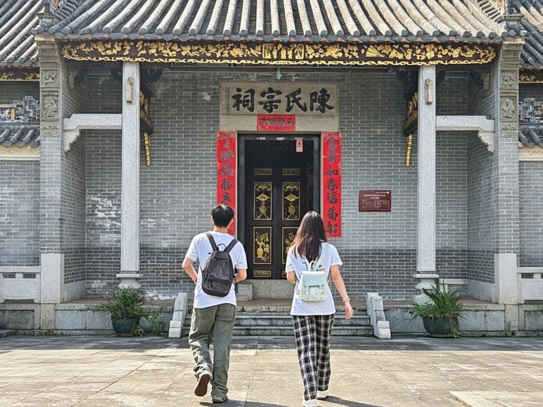 实践队员前往陈氏宗祠进行参观,记录古村宗族文脉遗存 实践队员前往陈氏宗祠进行参观,记录古村宗族文脉遗存