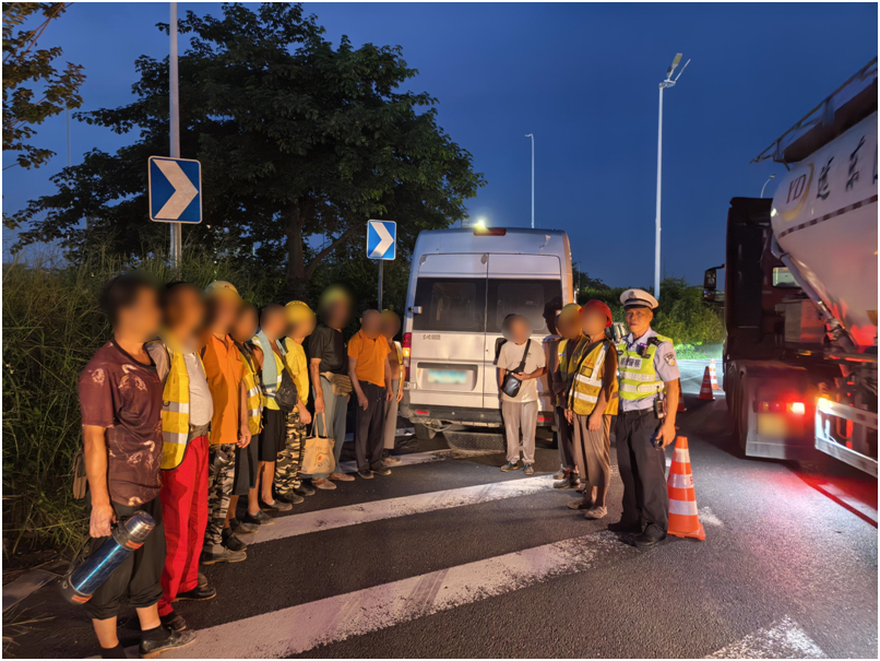 除险行动丨8座面包车&ldquo;硬装&rdquo;13人？驾驶人侥幸上路被查！