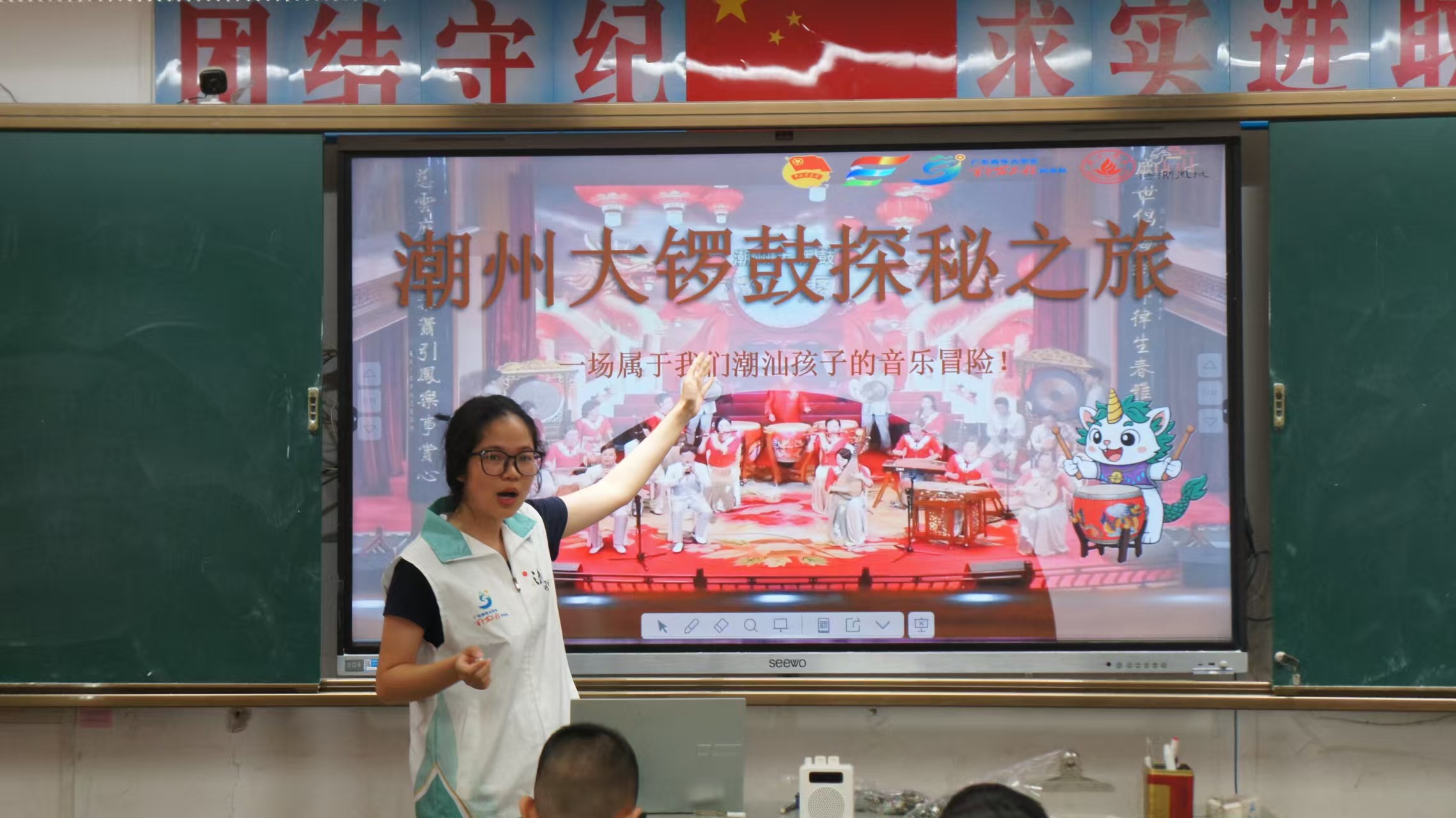 佛山大学法学院&ldquo;法润凤城&rdquo;实践队丨潮韵悠扬润童心，佛大青年传非遗