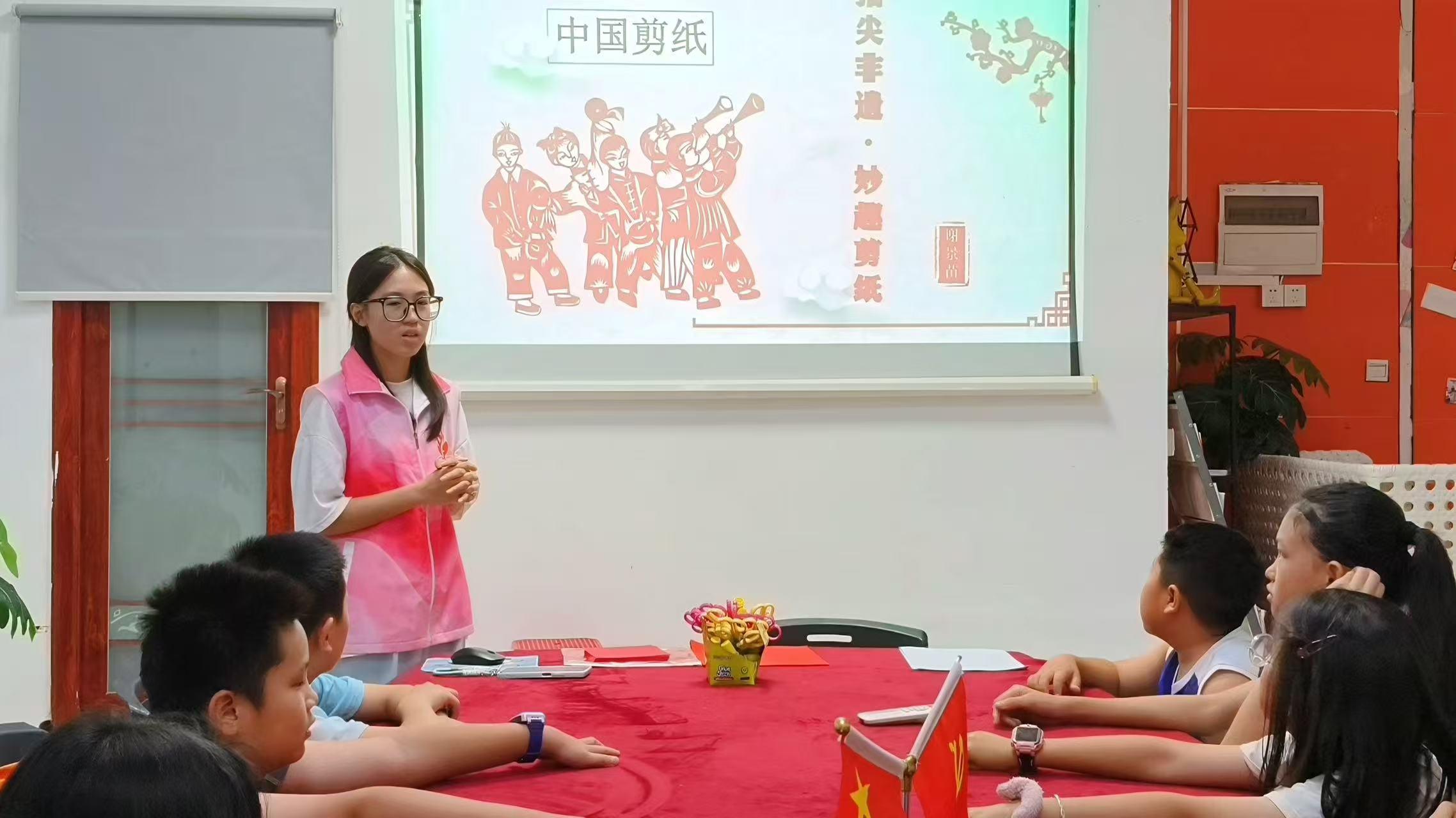 薪火之队走进博爱社区开展剪纸义教，非遗技艺&ldquo;剪&rdquo;亮童心