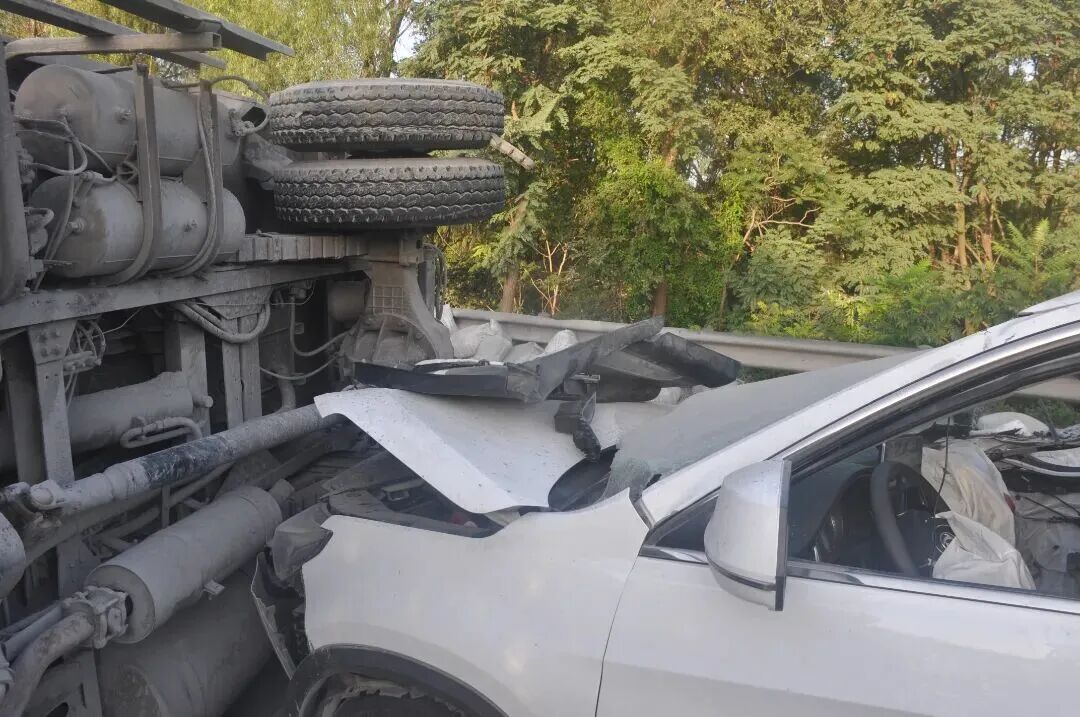 货车在高速上&ldquo;开慢车&rdquo;属于违法行为！交管部门提醒&rarr;