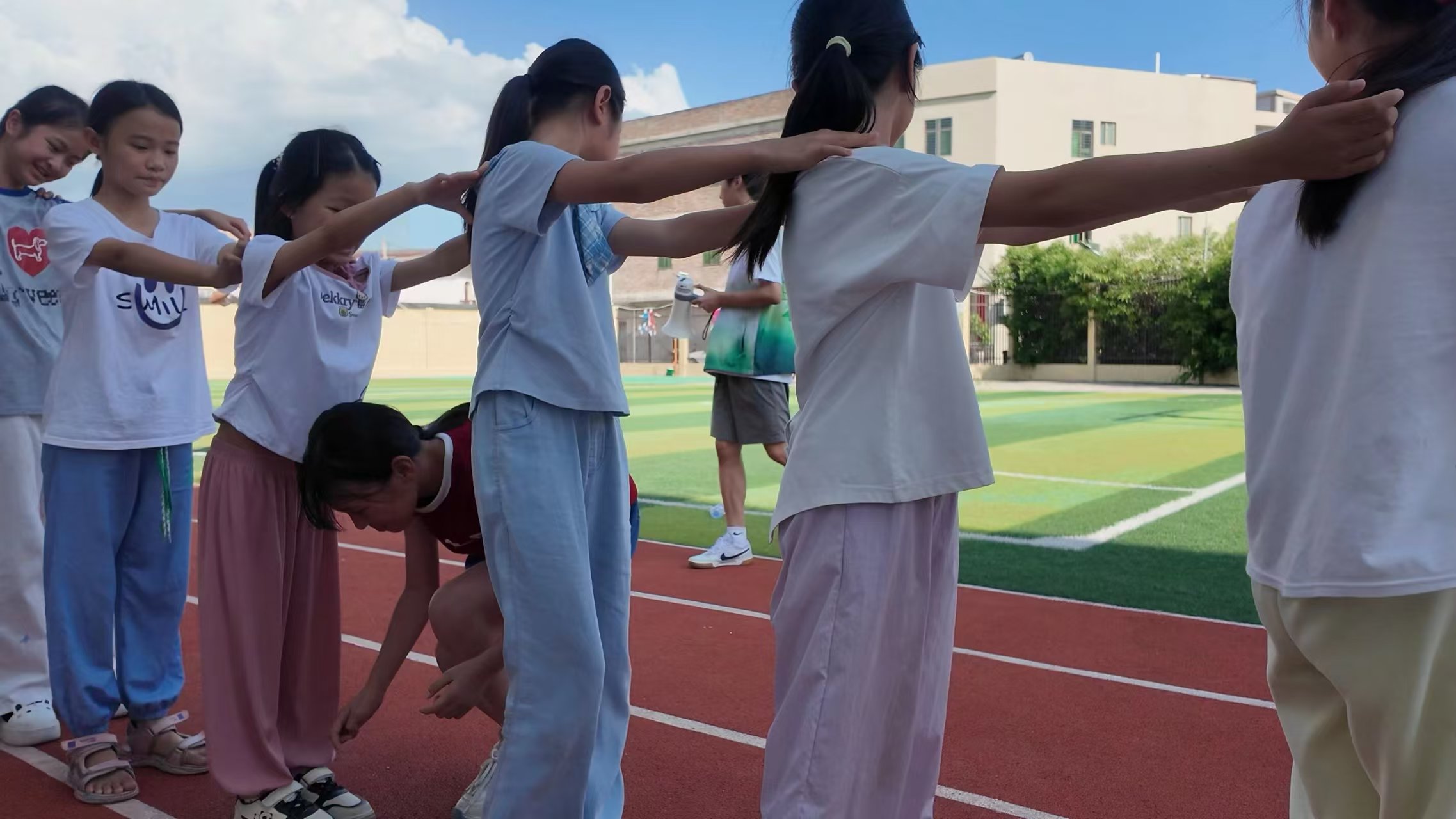 体育课走进玉茶小学 在足球之乡播撒运动种子