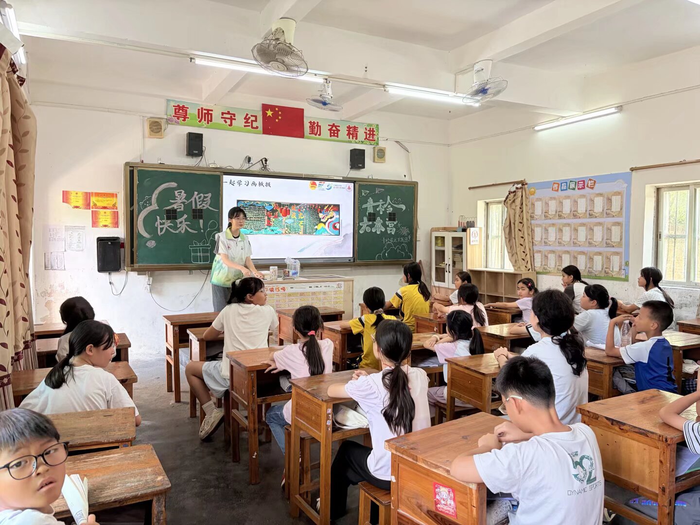 佛山大学实践队义教第二天：书法板报润童心