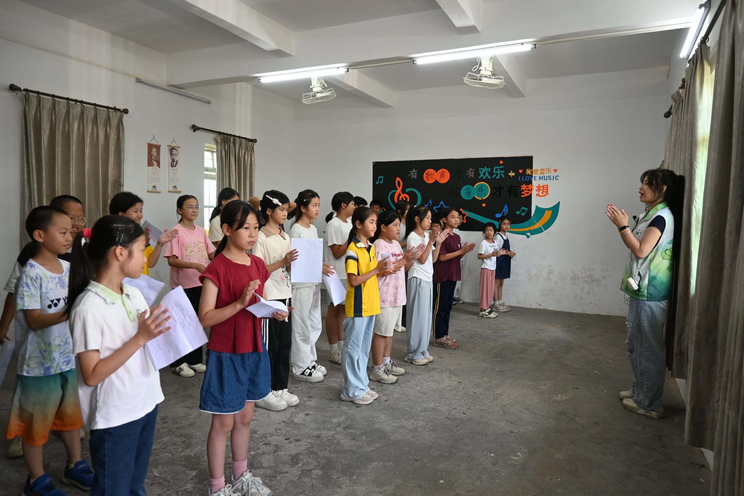 青衿致远实践队在玉茶小学开展朗诵剧教学