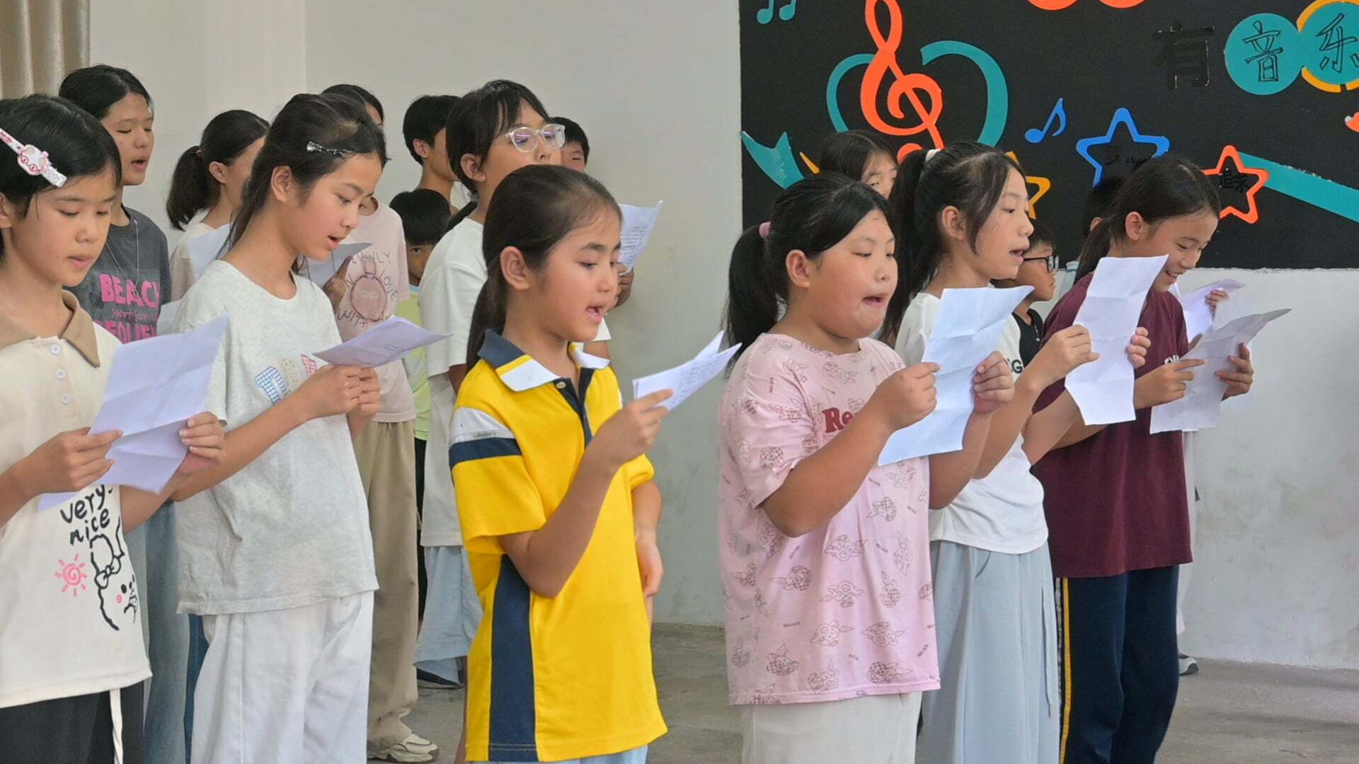青衿致远实践队在玉茶小学组织展演排练