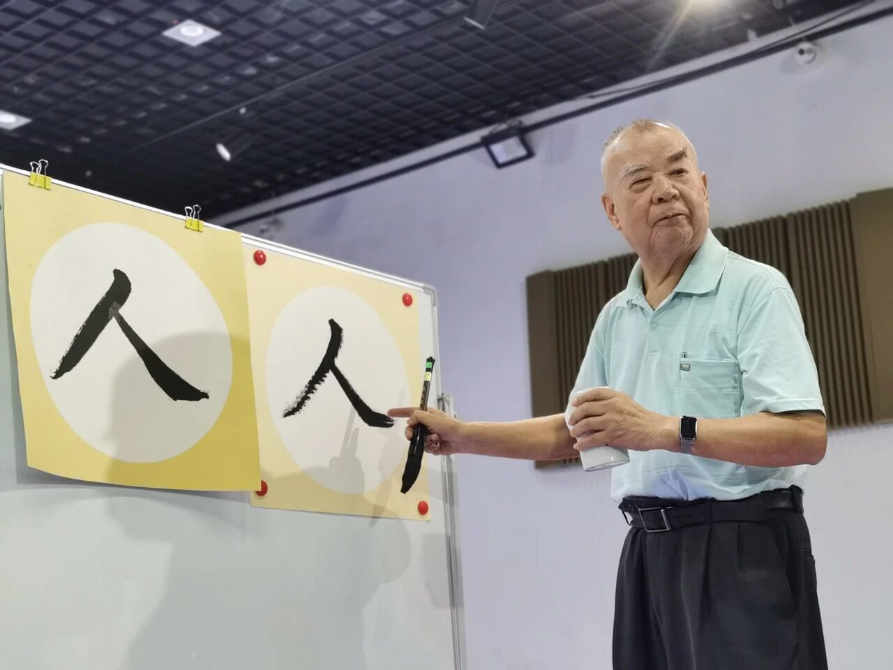 他是全村首位大学生，退休后为家乡建设奔走26年