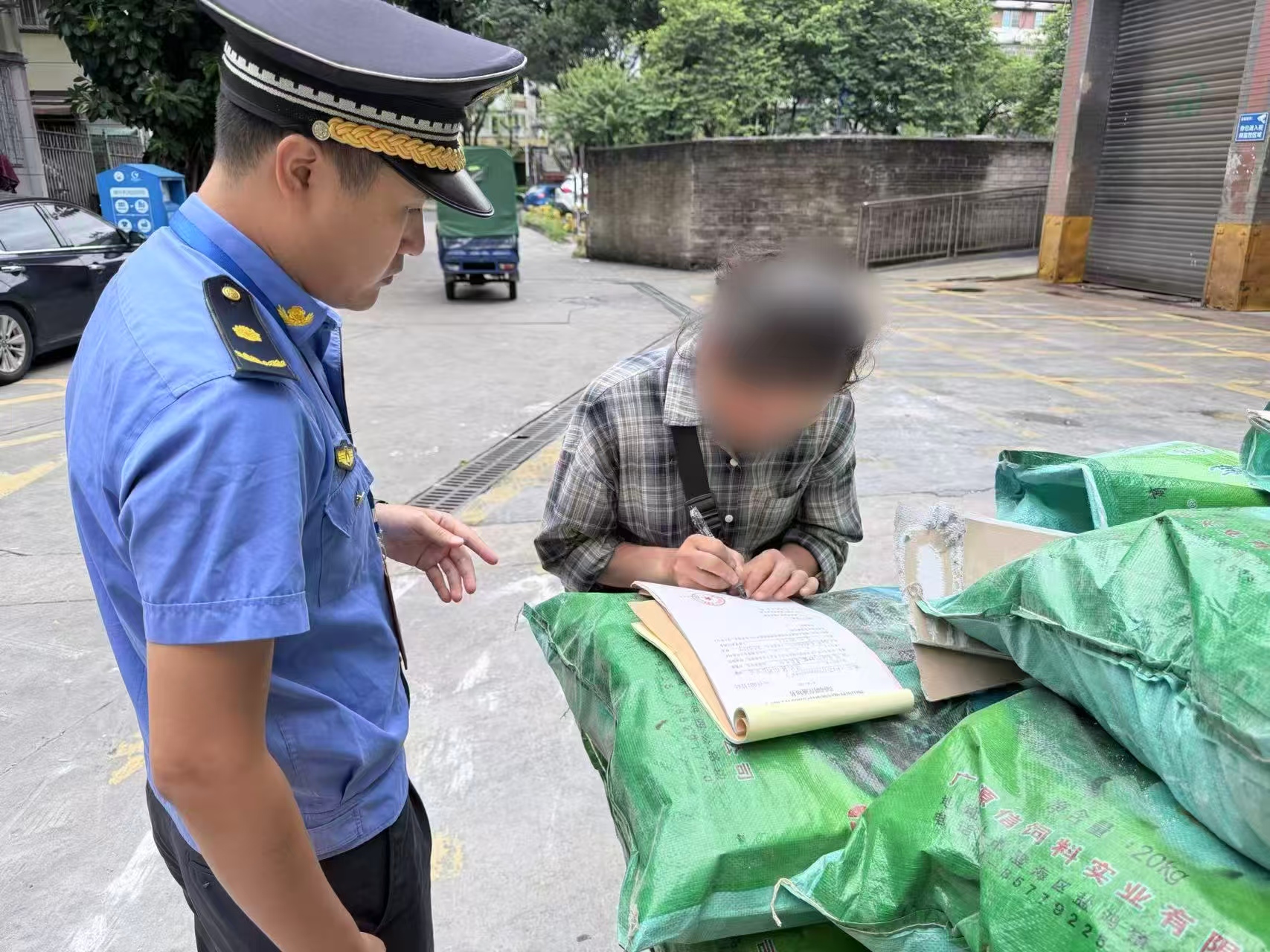 别再乱倒了！法律红线不容触碰，多人已被罚