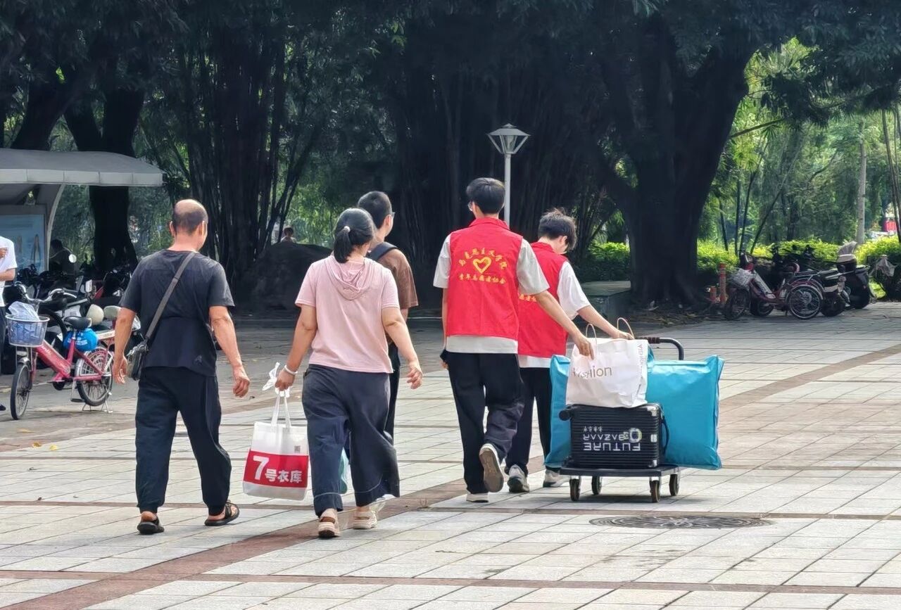 志愿暖心护航，师者寄语新生