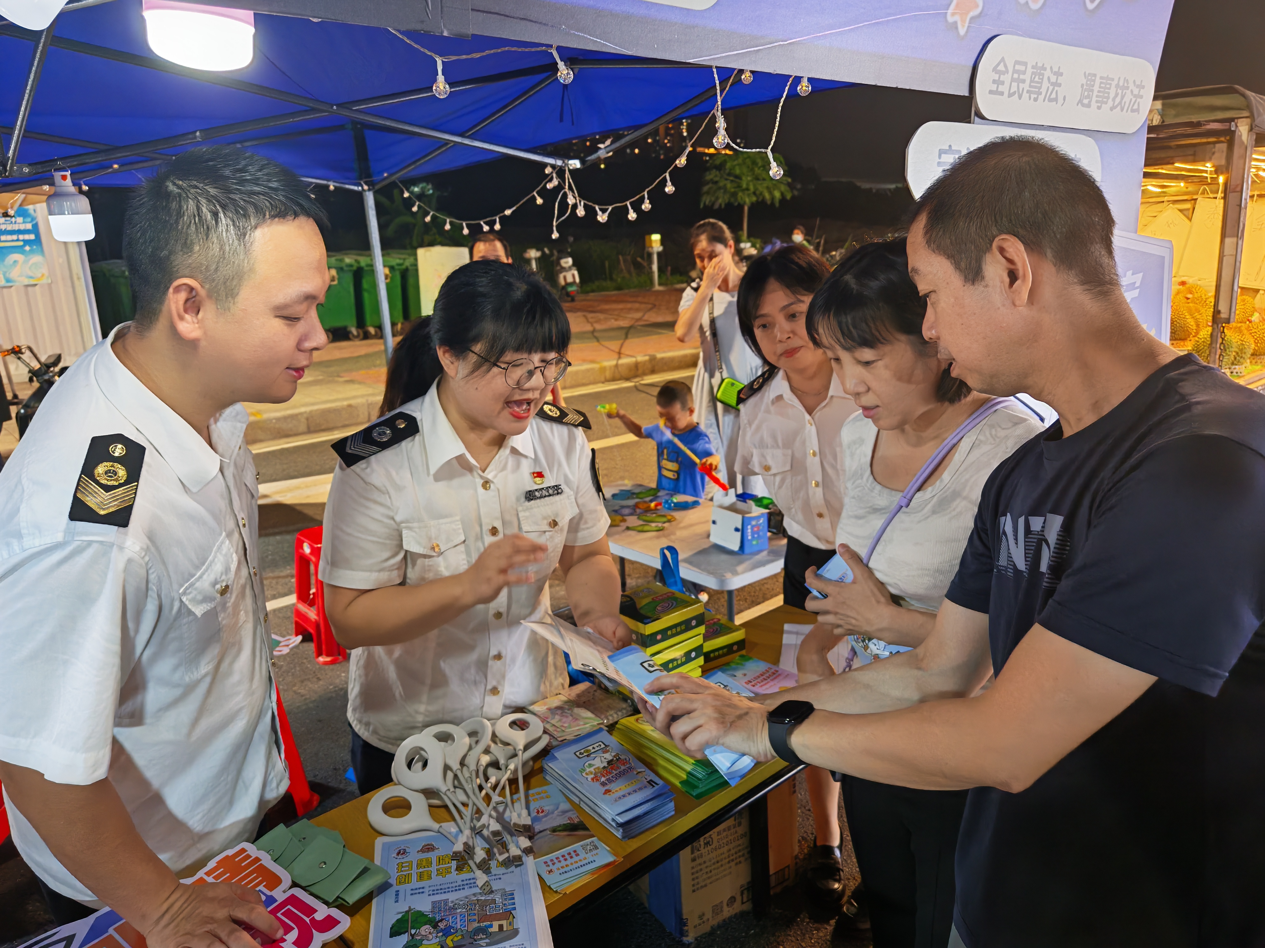 卫生普法摊摆到夜市里，烟火气里话健康&mdash;&mdash;&ldquo;烟火法治小驿站&rdquo;普法活动侧记