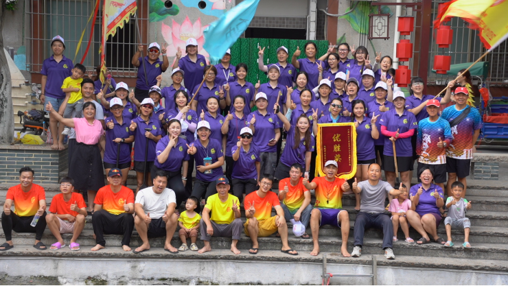 叠滘社区圣堂村女子龙舟队：破浪前行！在质疑与偏见中证明自己的荣光！