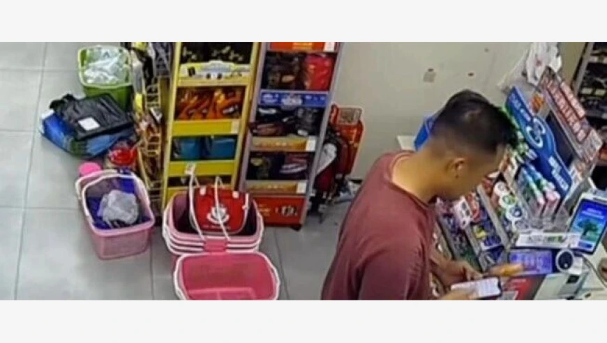 一店主因孩子开学资金紧张迟交房租，房东得知后在店内买了根烤肠，却支付了2万元，&ldquo;先拿去用一下，租金没事&rdquo;
