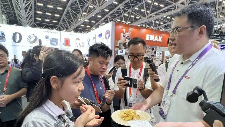南海13岁小孩姐勇闯广交会，全英文推介中国智造！