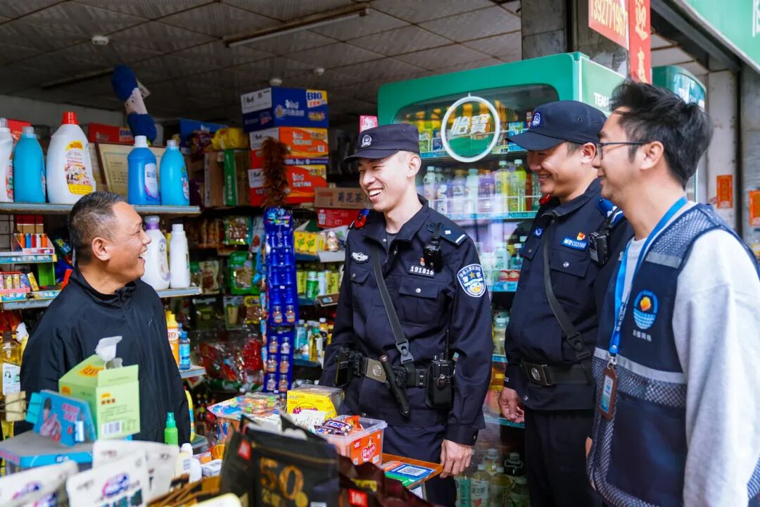 警网联合巡查，收集社情民意.jpg