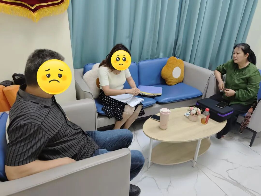 图：龙老师为潘女士及其丈夫进行家庭治疗。.jpg