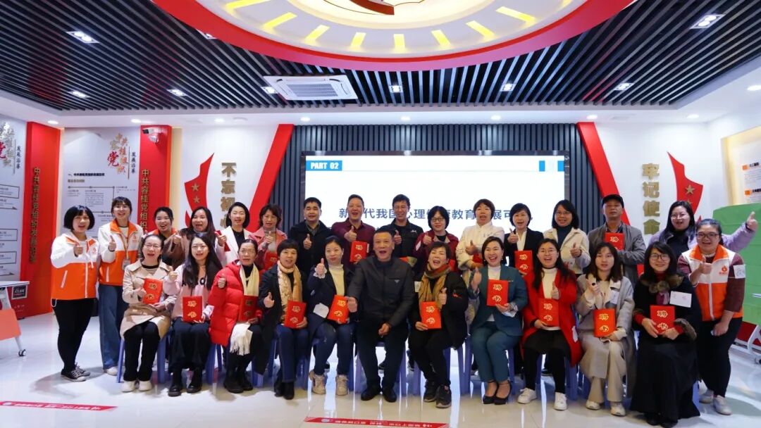 图：为容桂街道“粤心安”人才库成员代表颁发委任聘书。.JPG